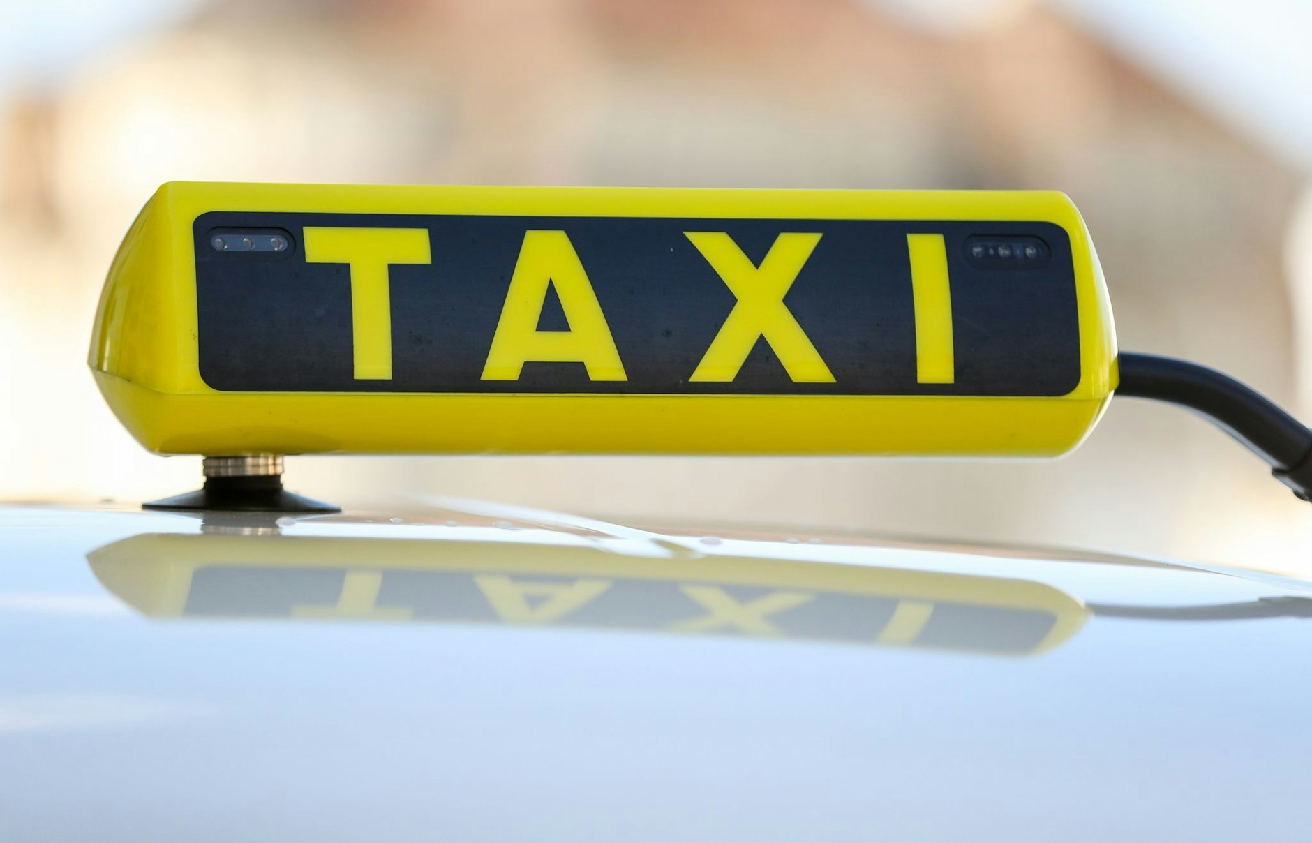 ARCHIV - Ein Taxischild an einem Taxi.  ymbolbild