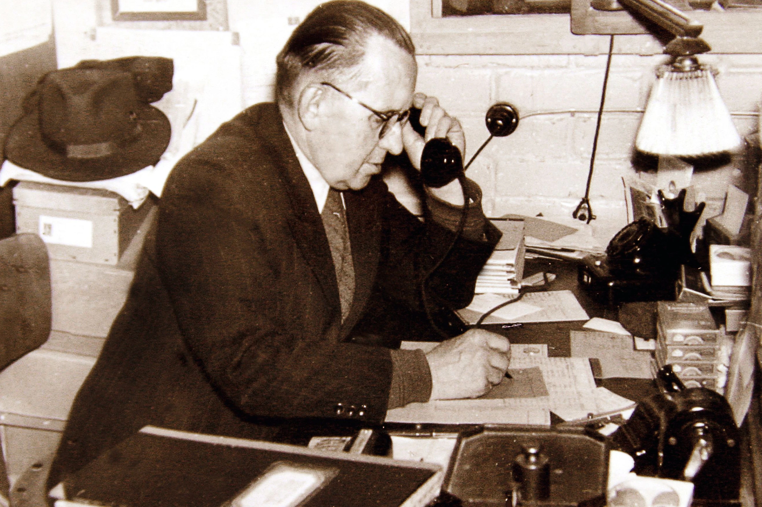 Firmengründer Alfred Seliger um 1950 an seinem Schreibtisch. Aus seinen Anfangsbuchstaben ist der Name „Aseli“ entstanden.