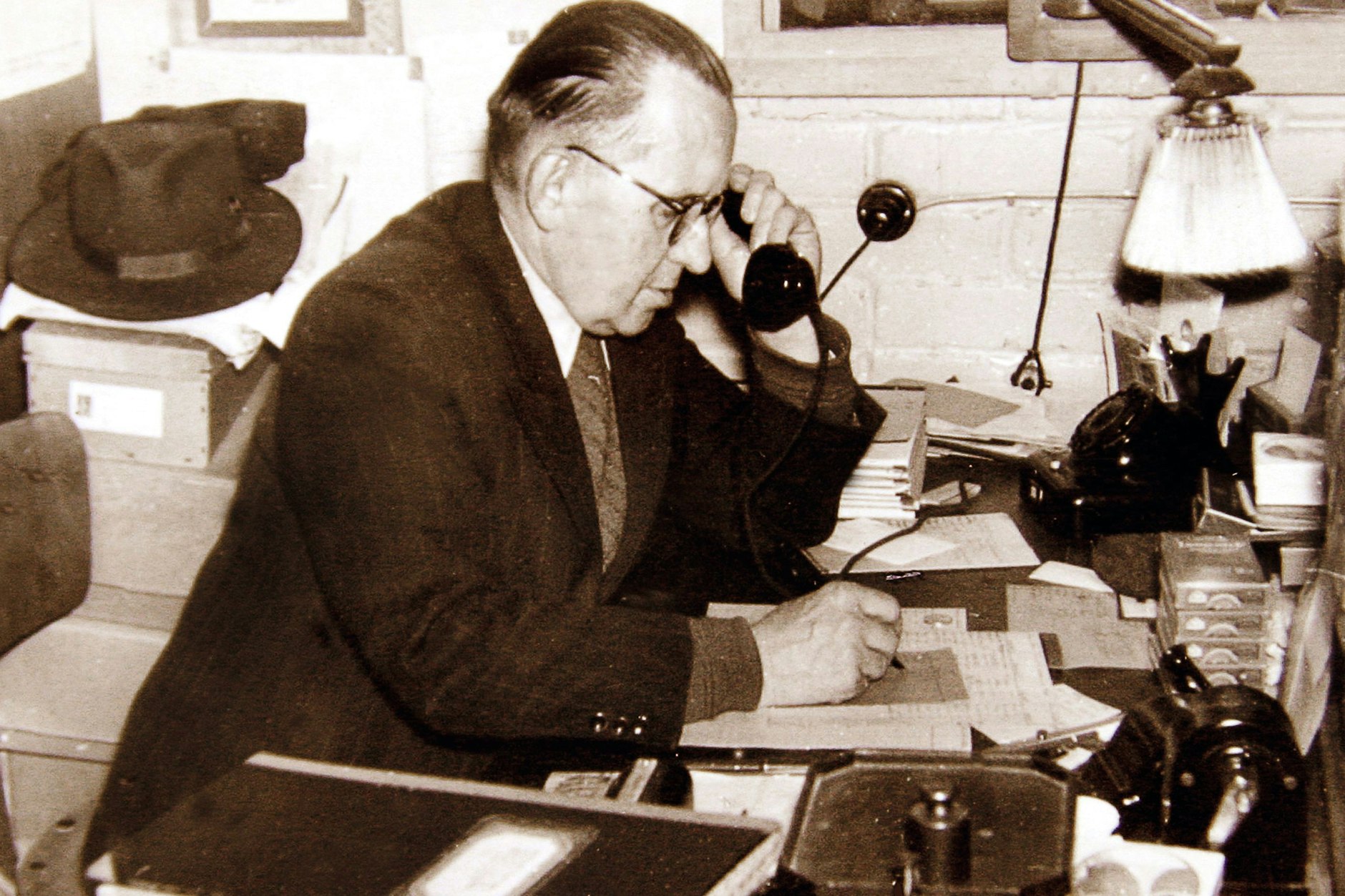 Firmengründer Alfred Seliger um 1950 an seinem Schreibtisch. Aus seinen Anfangsbuchstaben ist der Name „Aseli“ entstanden.