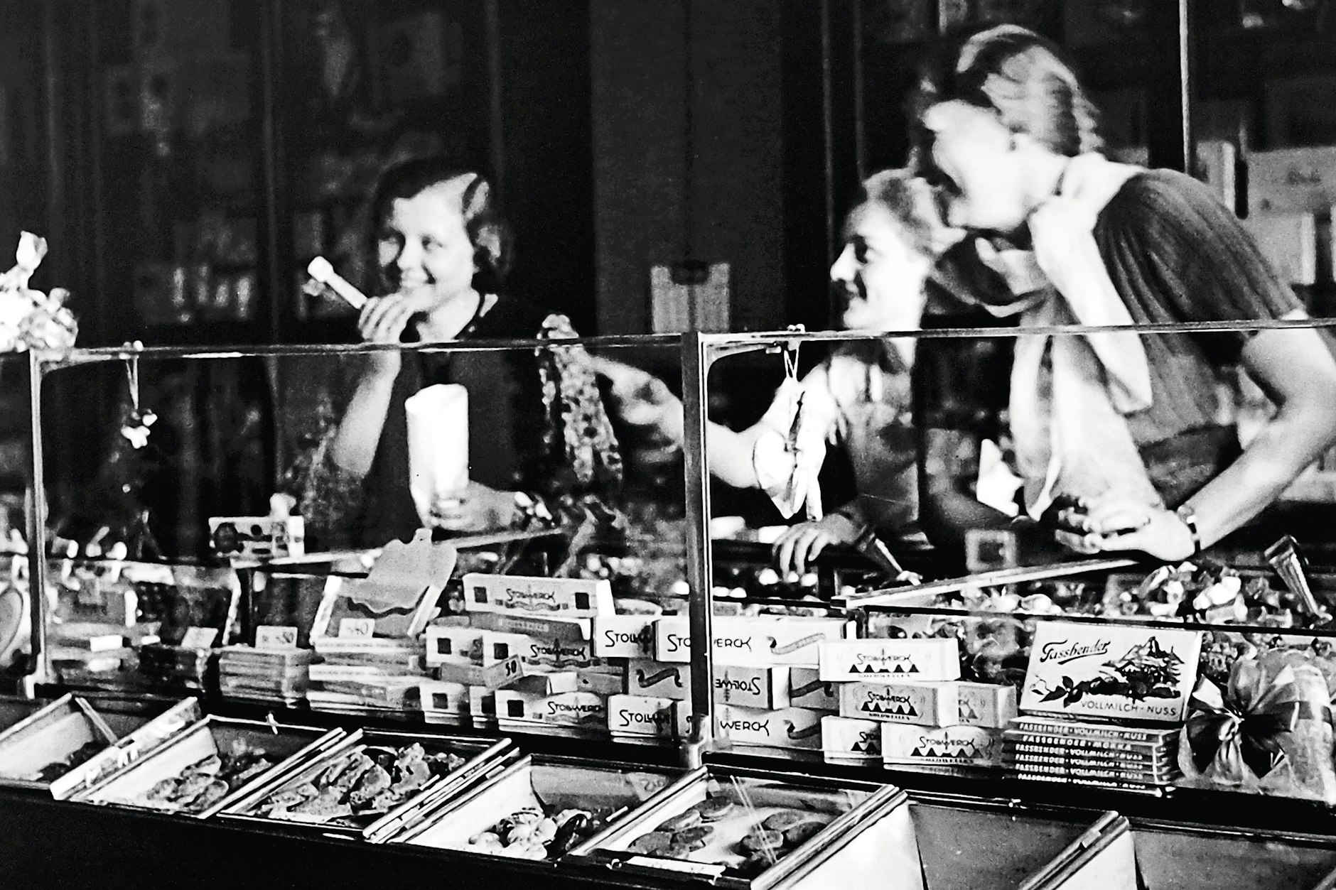 Ein Paradies für alle Naschkatzen und -kater ist dieses Berliner Geschäft mit süßen Spezialitäten wie Schokolade von Rausch.