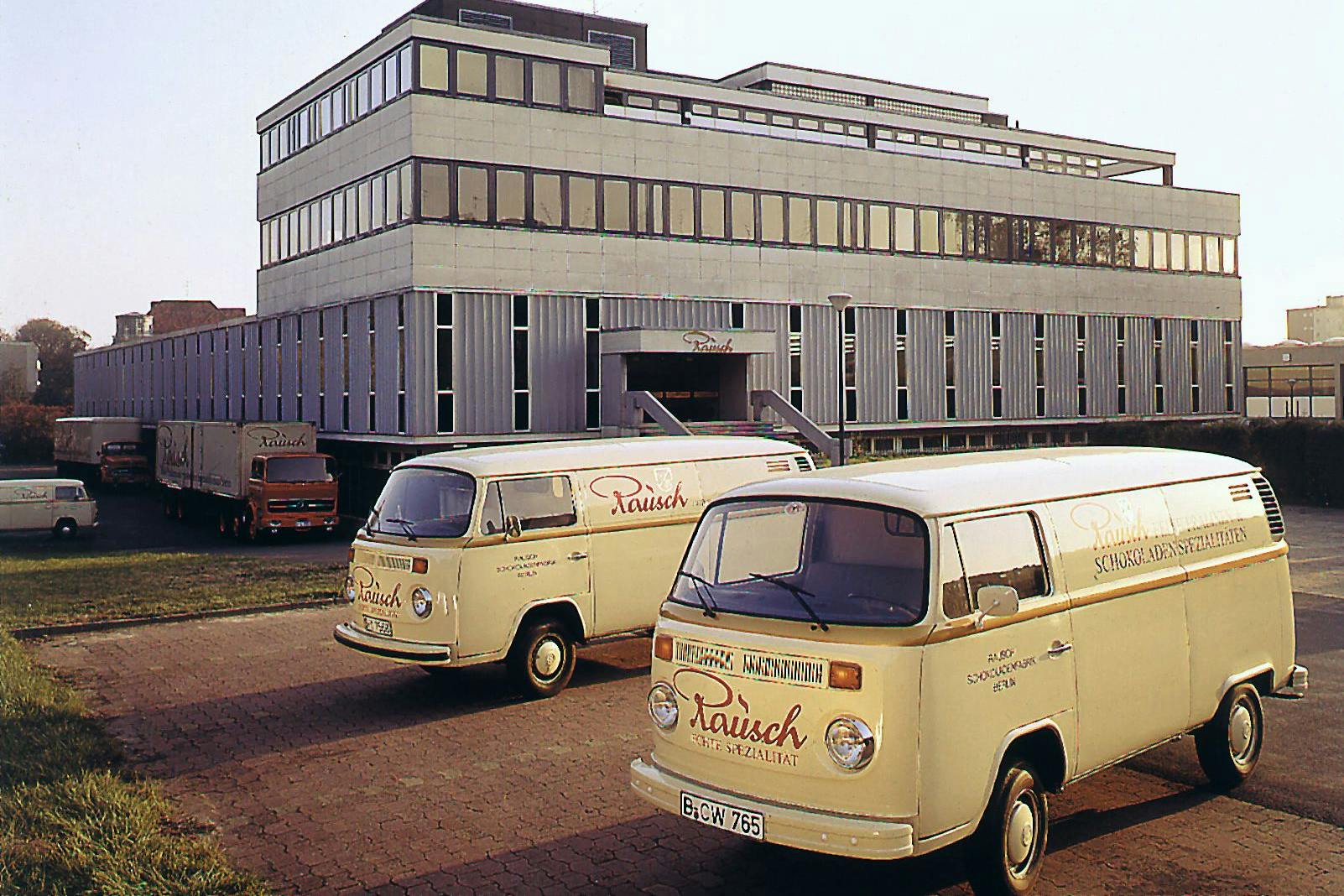 Made in Tempelhof. Zum 50. Jubiläum des Unternehmens eröffnete Gerhard Rausch 1968 die Schokoladen-Manufaktur in der Wolframstraße in Tempelhof. Bis heute werden dort Schokoladen, Pralinen und Trüffeln hergestellt.