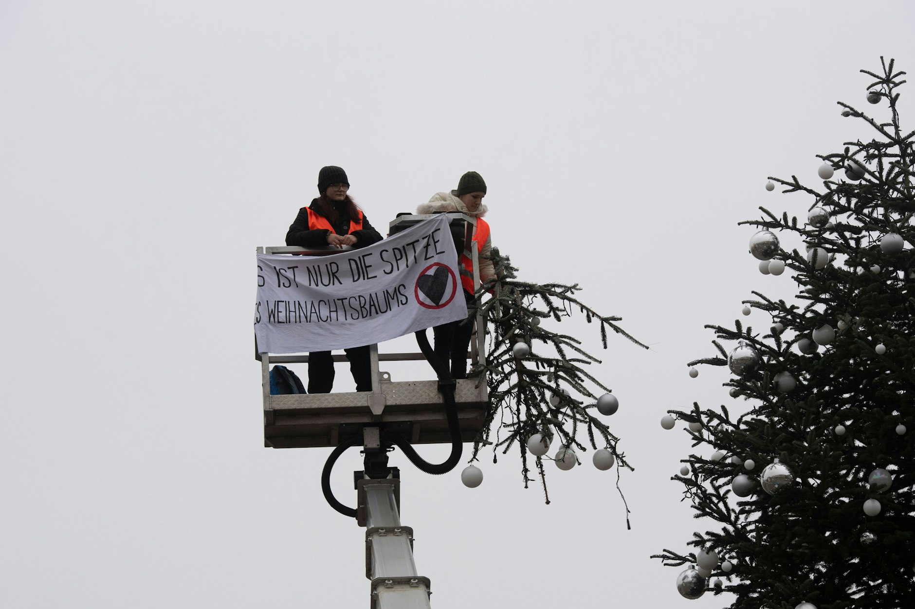 Zwei Aktivisten der„ Letzten Generation“ haben einem Weihnachtsbaum vorm Brandenburger Tor die Spitze abgesägt.