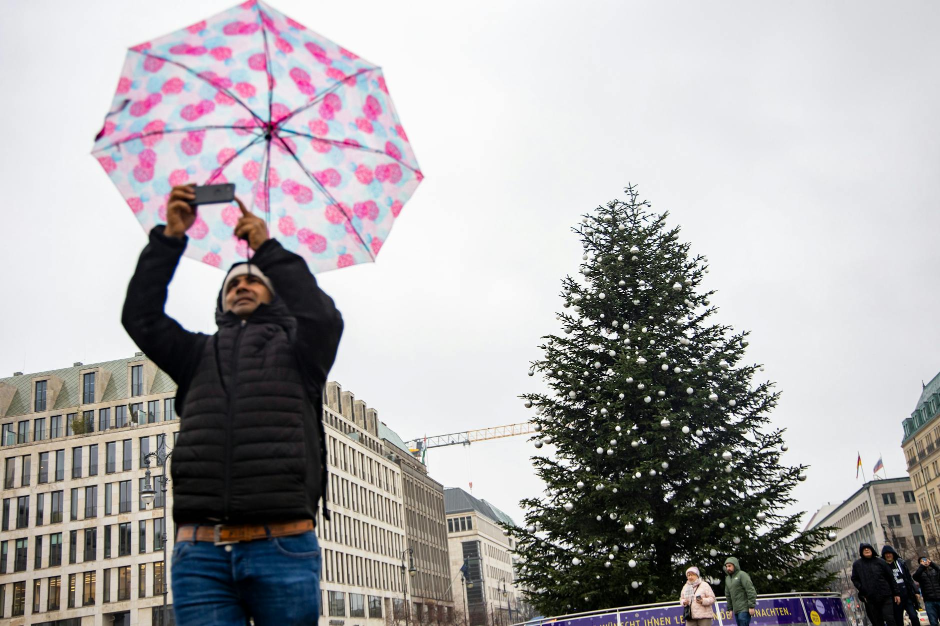 Am Mittwoch sägten Klimaaktivisten der „Letzten Generation“ die Spitze des Weihnachtsbaumes vor dem Brandenburger Tor ab. Touristen fiel das aber gar nicht auf.