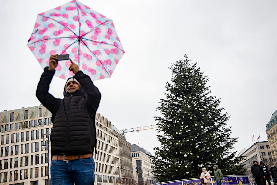 Am Mittwoch sägten Klimaaktivisten der „Letzten Generation“ die Spitze des Weihnachtsbaumes vor dem Brandenburger Tor ab. Touristen fiel das aber gar nicht auf.