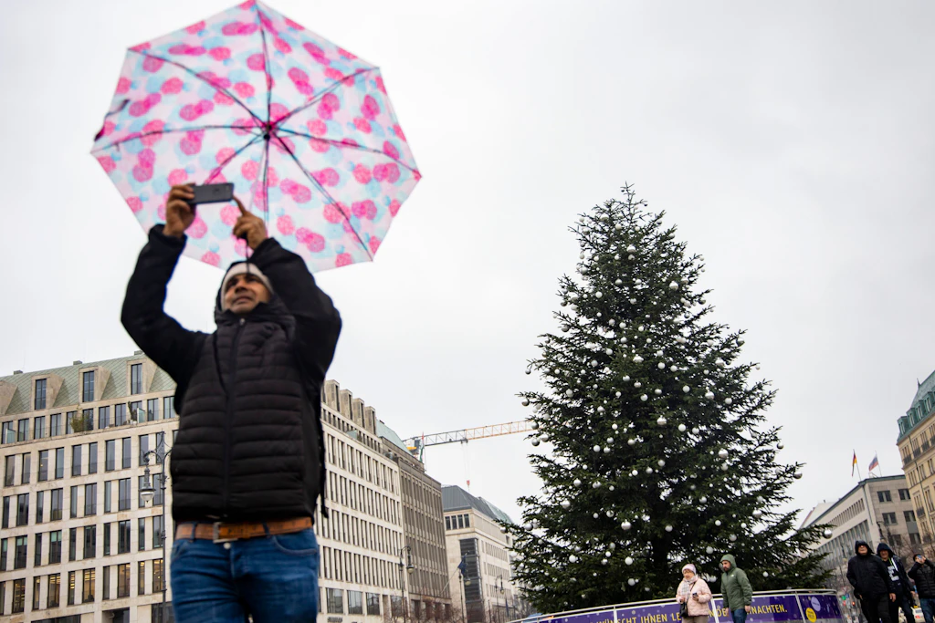 „Letzte Generation“ sägt Weihnachtsbaum am Brandenburger Tor ab
