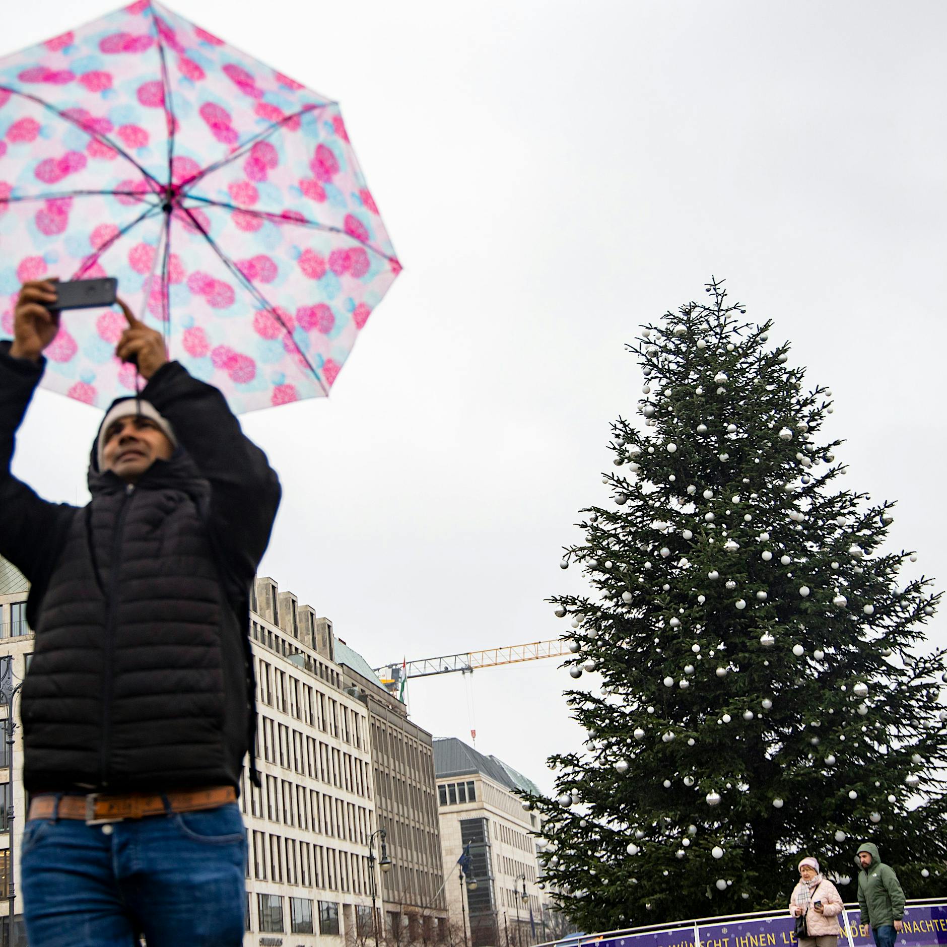 „Letzte Generation“ sägt Weihnachtsbaum am Brandenburger Tor ab