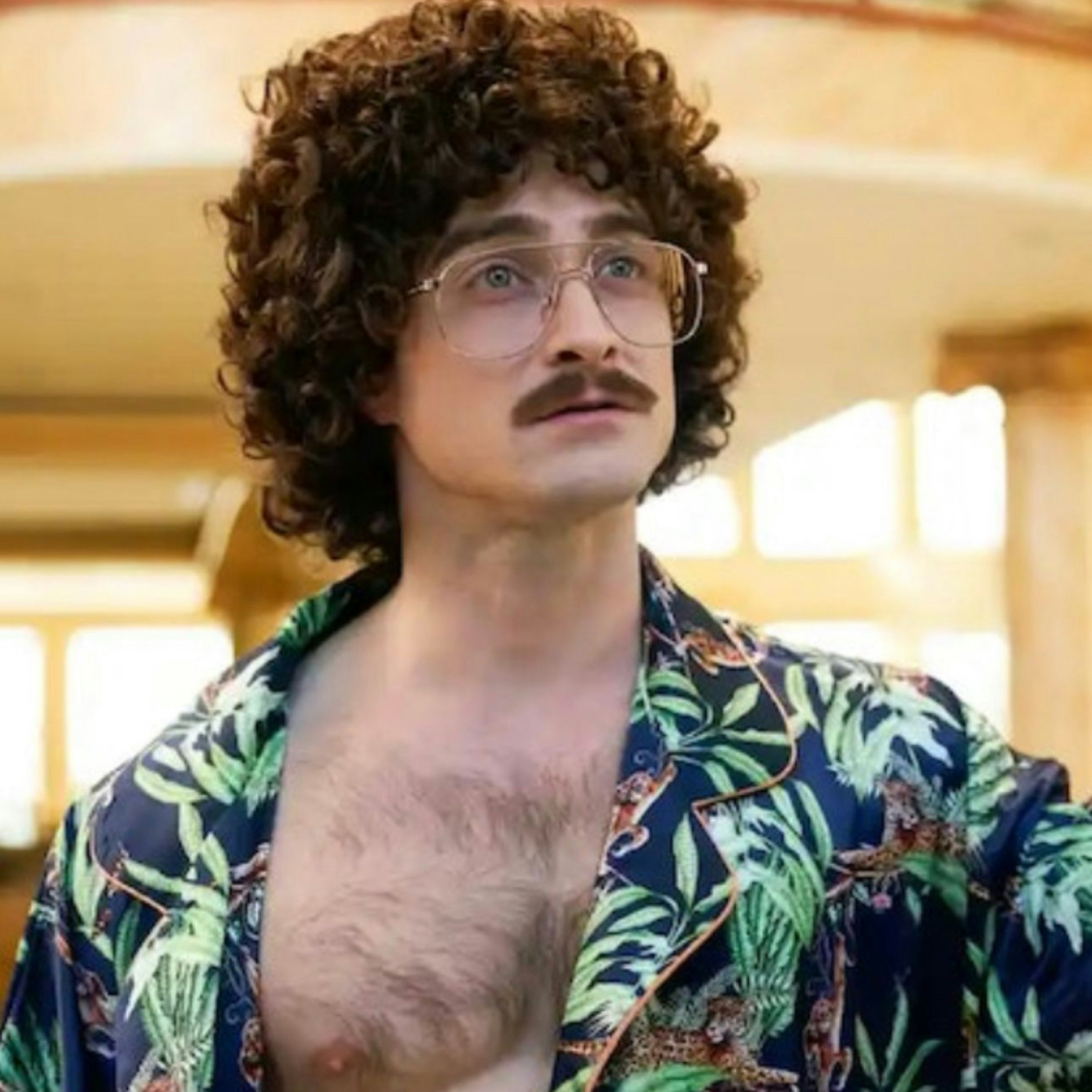 In seinem neusten Film „Weird: The Al Yankovic Story“ beweist Daniel Radcliffe, dass seine schauspielerische Bandbreite über die des Zauberlehrlings hinausgeht.