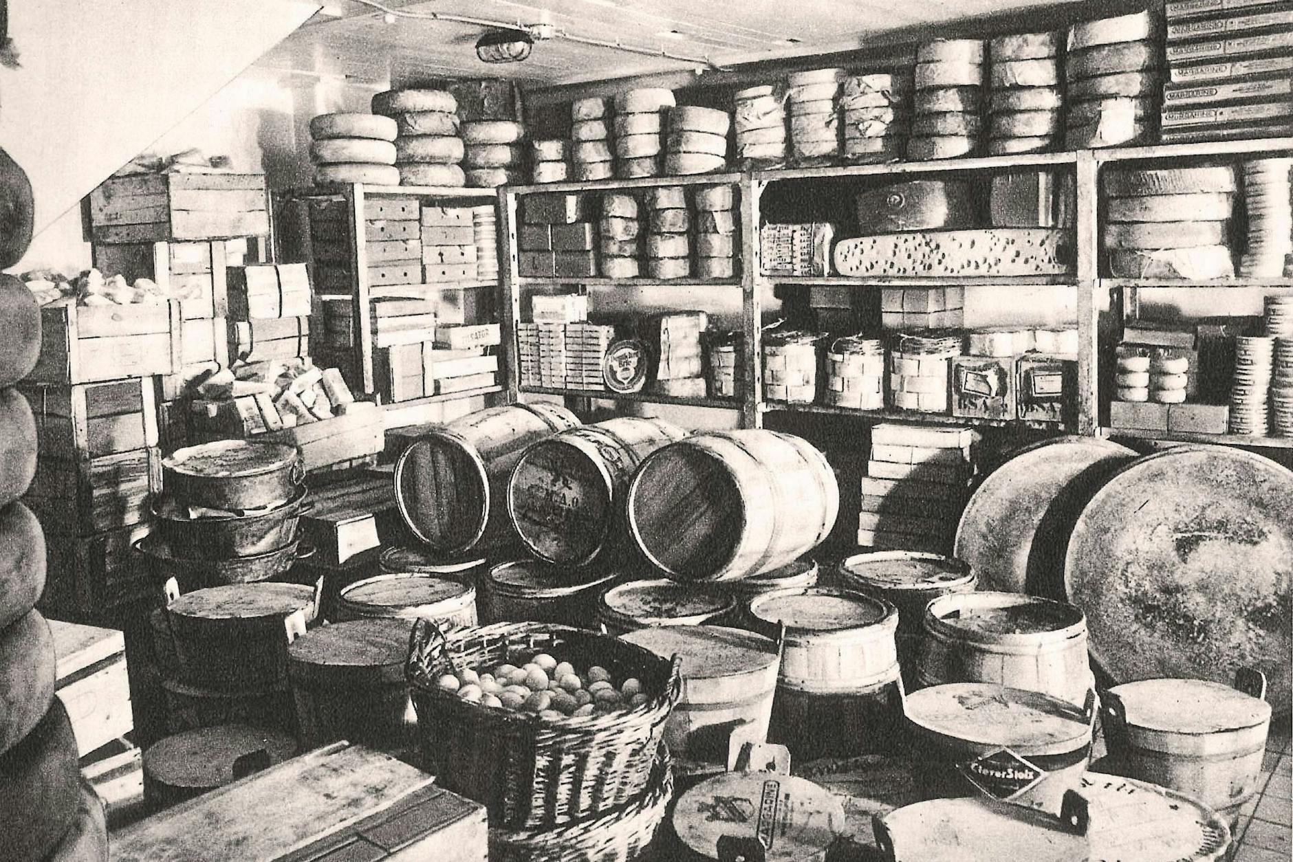 So viel Gutes braucht Platz: In der Vorratskammer des KaDeWe türmen sich 1932 Käselaibe und andere Güter auf.