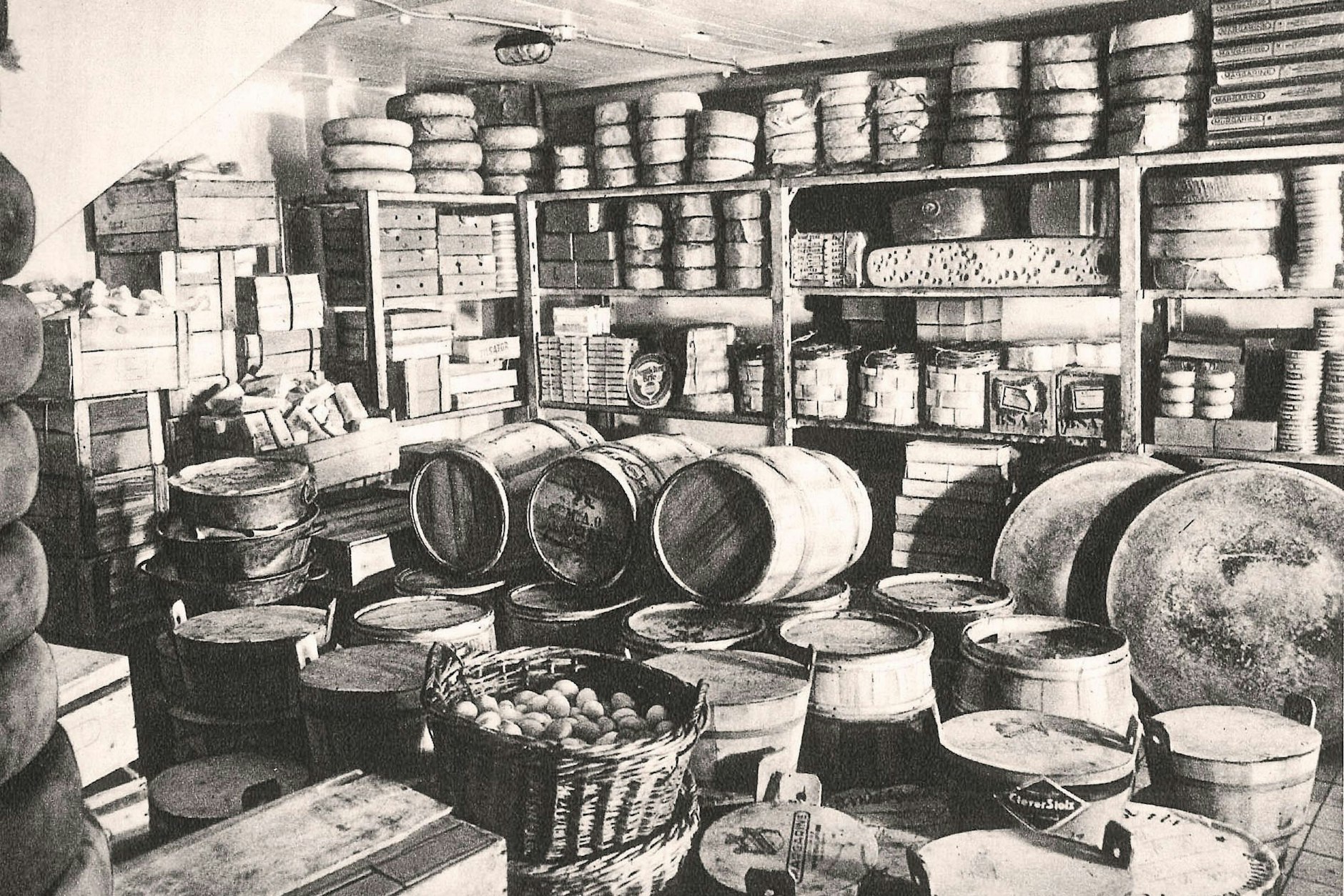 So viel Gutes braucht Platz: In der Vorratskammer des KaDeWe türmen sich 1932 Käselaibe und andere Güter auf.