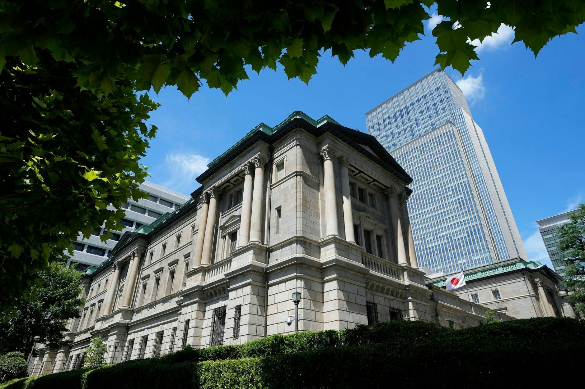 ARCHIV - Eine japanische Flagge flattert am Hauptsitz der Bank of Japan in Tokio.