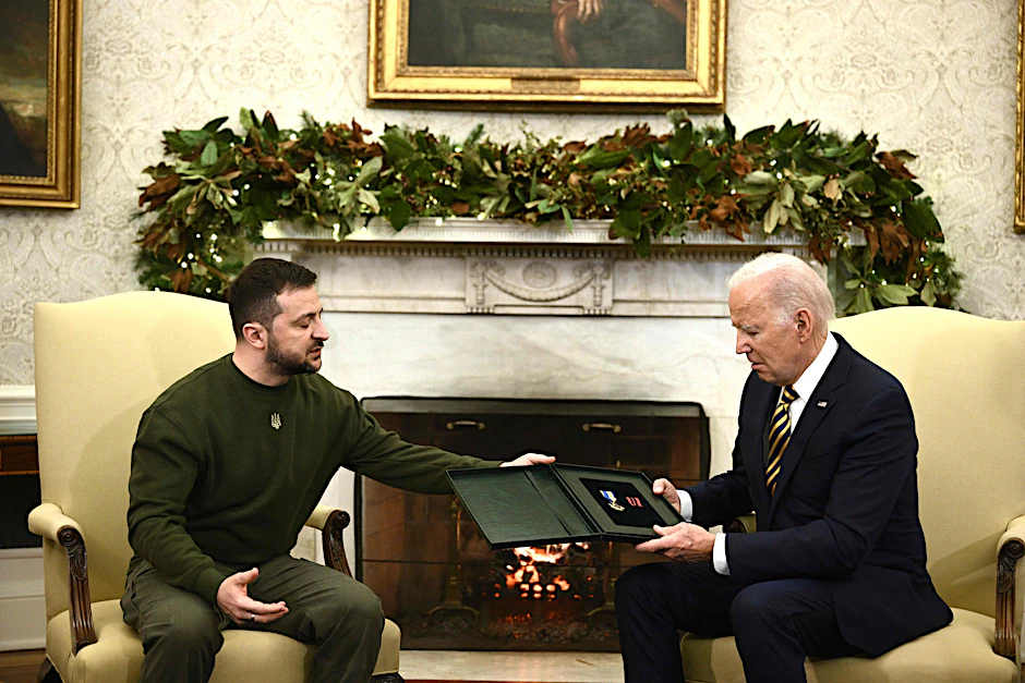 Washington: Wolodymyr Selenskyj überreicht US-Präsident Joe Biden eine Soldaten-Medaille.