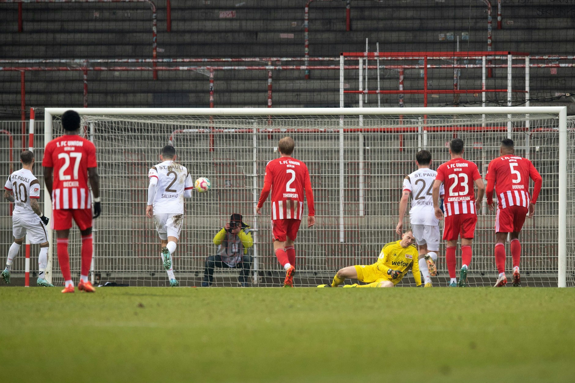 Marcel Hartel (l.) trifft in dieser Szene zum 1:1 für den FC St. Pauli. FCU-Keeper Jakob Busk (4.v.r.) ist geschlagen.&nbsp;