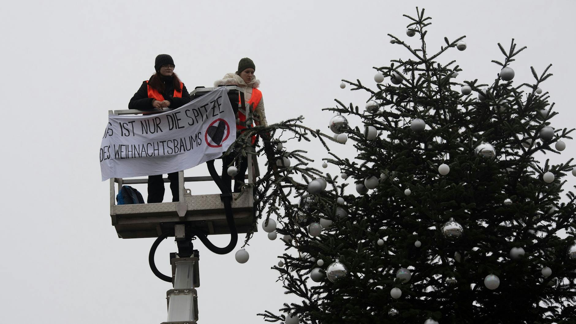 In Berlin hatten zwei Klima-Kleber kurz vor Weihnachten die Spitze des Weihnachtsbaumes vor dem Brandenburger Tor abgesägt.