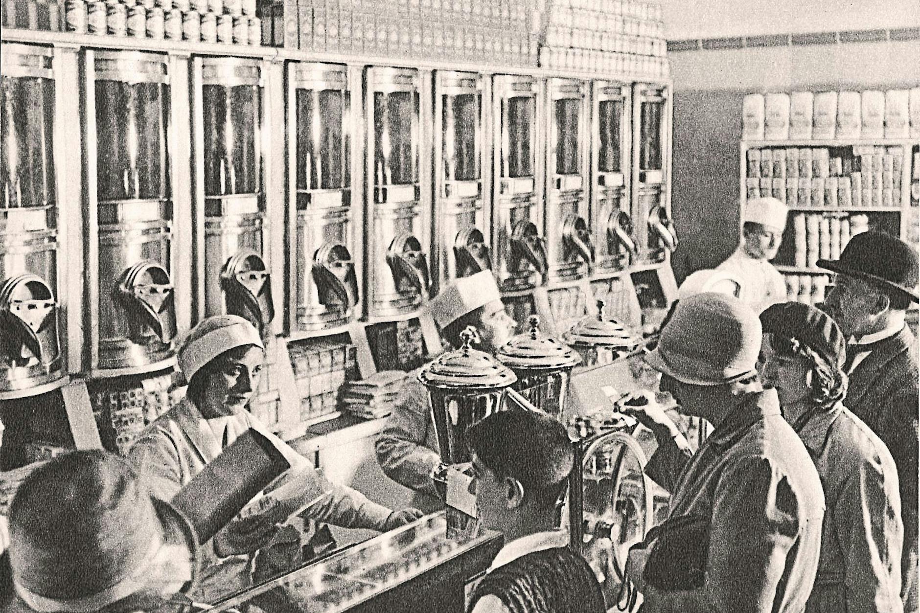 Schon der Duft zieht zahlreiche Berlinerinnen und Berliner an: Kunden stehen 1932 im KaDeWe für Kaffee an.