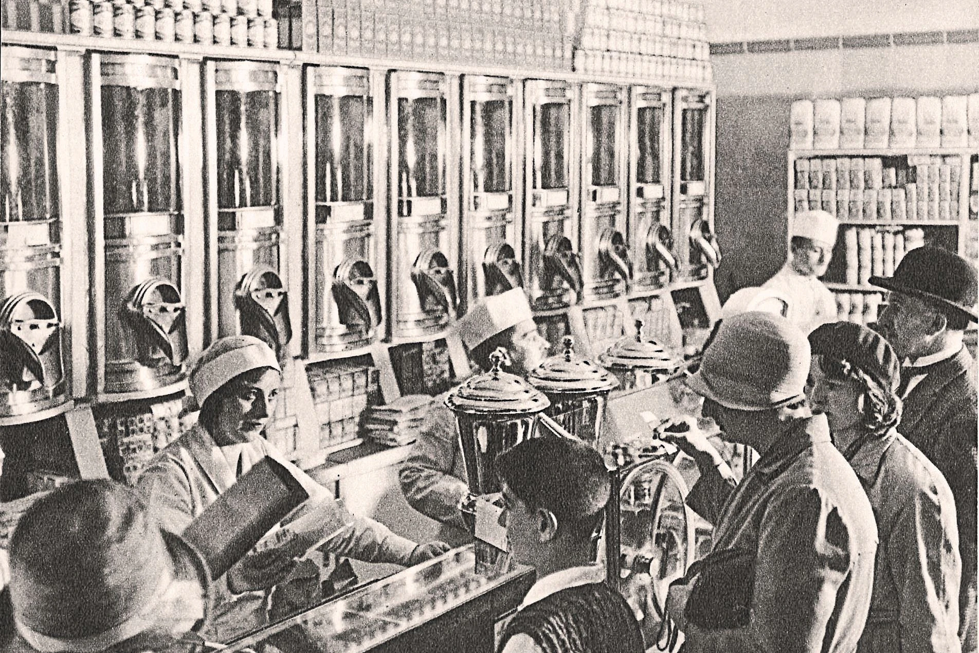 Schon der Duft zieht zahlreiche Berlinerinnen und Berliner an:&nbsp;Kunden stehen 1932 im KaDeWe für Kaffee an.