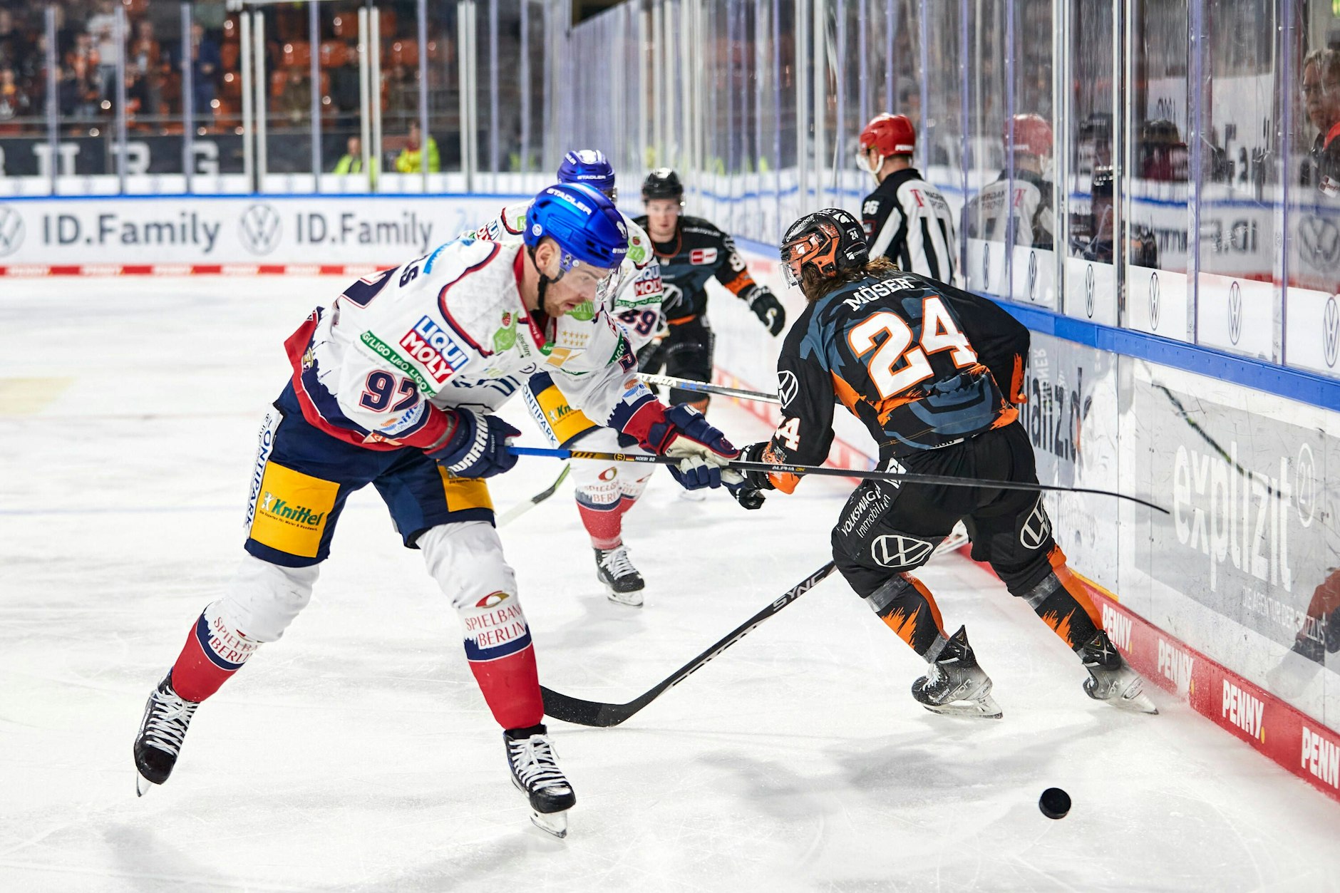 Eisbär Marcel Noebels am Puck, Janik Moeser von den Grizzlys Wolfsburg vorbei. Die Eisbären haben bei den Grizzlys 0:5 verloren.&nbsp;
