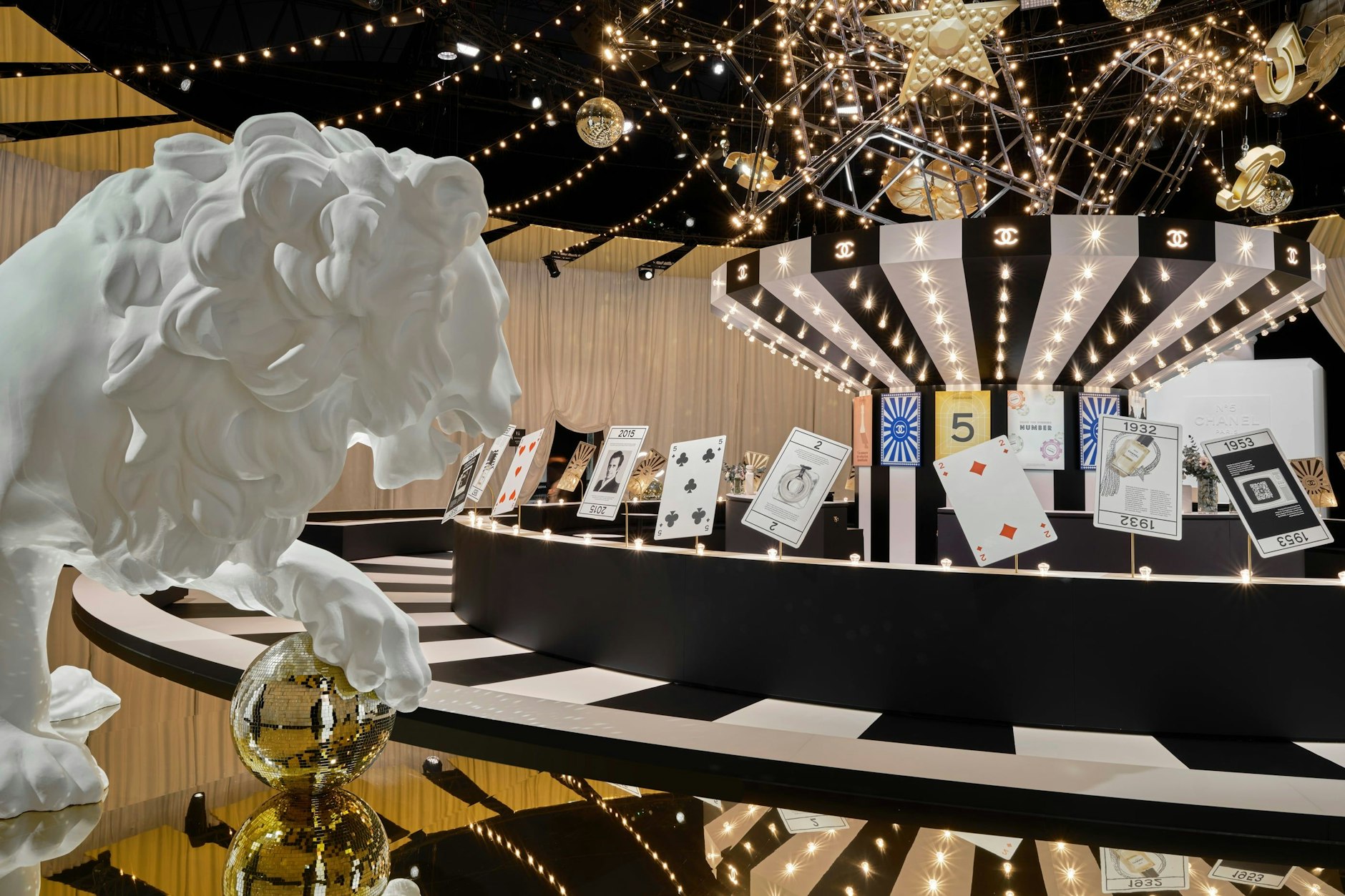 Ein wunderschön inszenierter Duftzirkus lädt im Grand Palais Éphémère zum interaktiven Rundgang ein.