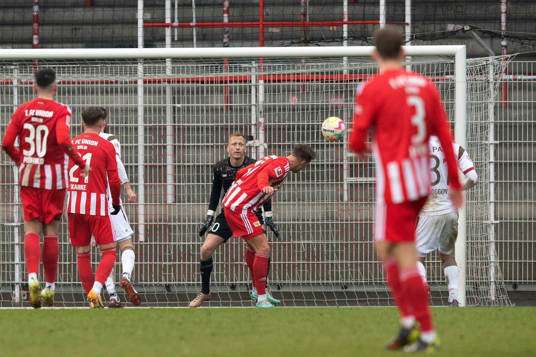 Kevin Behrens (3.v.r.) überwindet Kiezkicker-Keeper Sascha Burchert (M.) und köpft zum siegbringenden 3:2 für Union Berlin ein.
