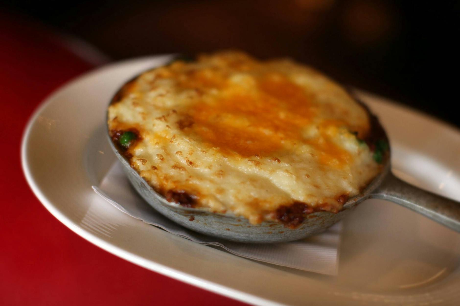 Carbonara ist für Köhler, Shepherd's Pie ist für Schäfer und andere Faulbären: Einfach Hack anbraten und mit Kartoffelbrei gratinieren. Fertig.
