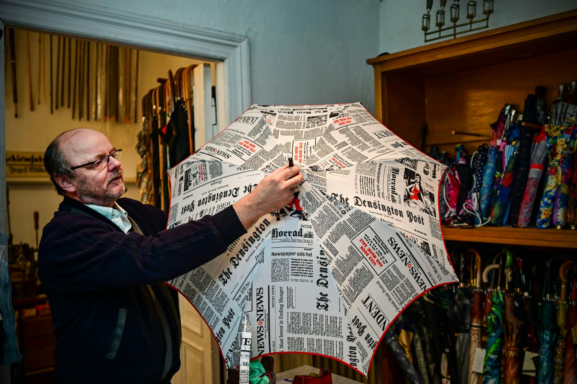 Ein Schirm im Zeitungslook: Auch dieses französische Modell kann man bei Rolf Lippke erwerben.