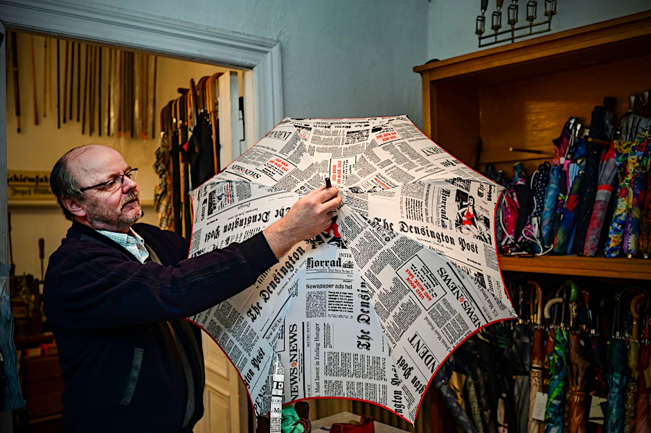 Ein Schirm im Zeitungslook: Auch dieses französische Modell kann man bei Rolf Lippke erwerben.