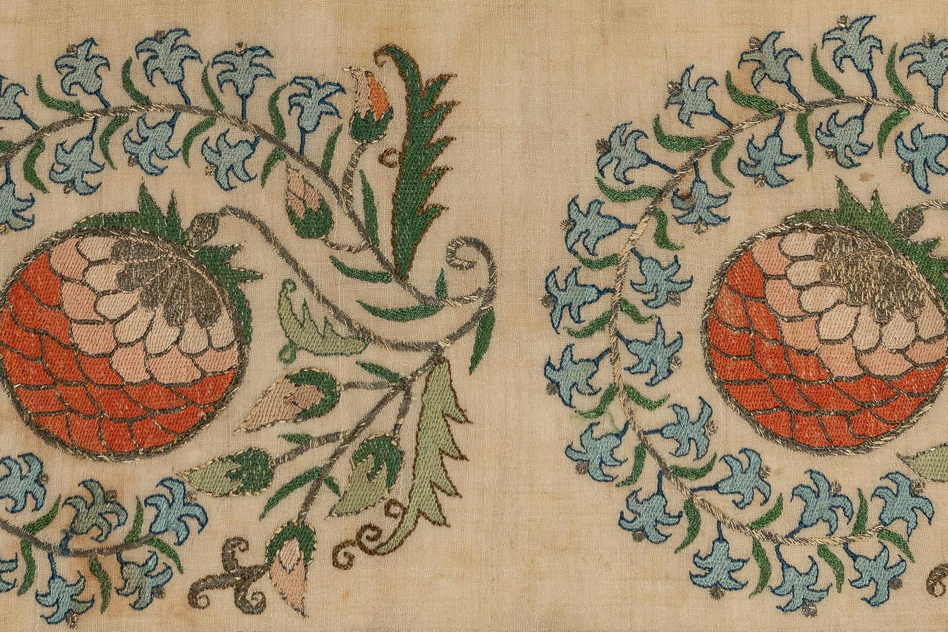 Serviette, bestickt mit Granatapfel- und Hyazinthenmotiven, Türkei, 2. Hälfte des 18. Jahrhunderts