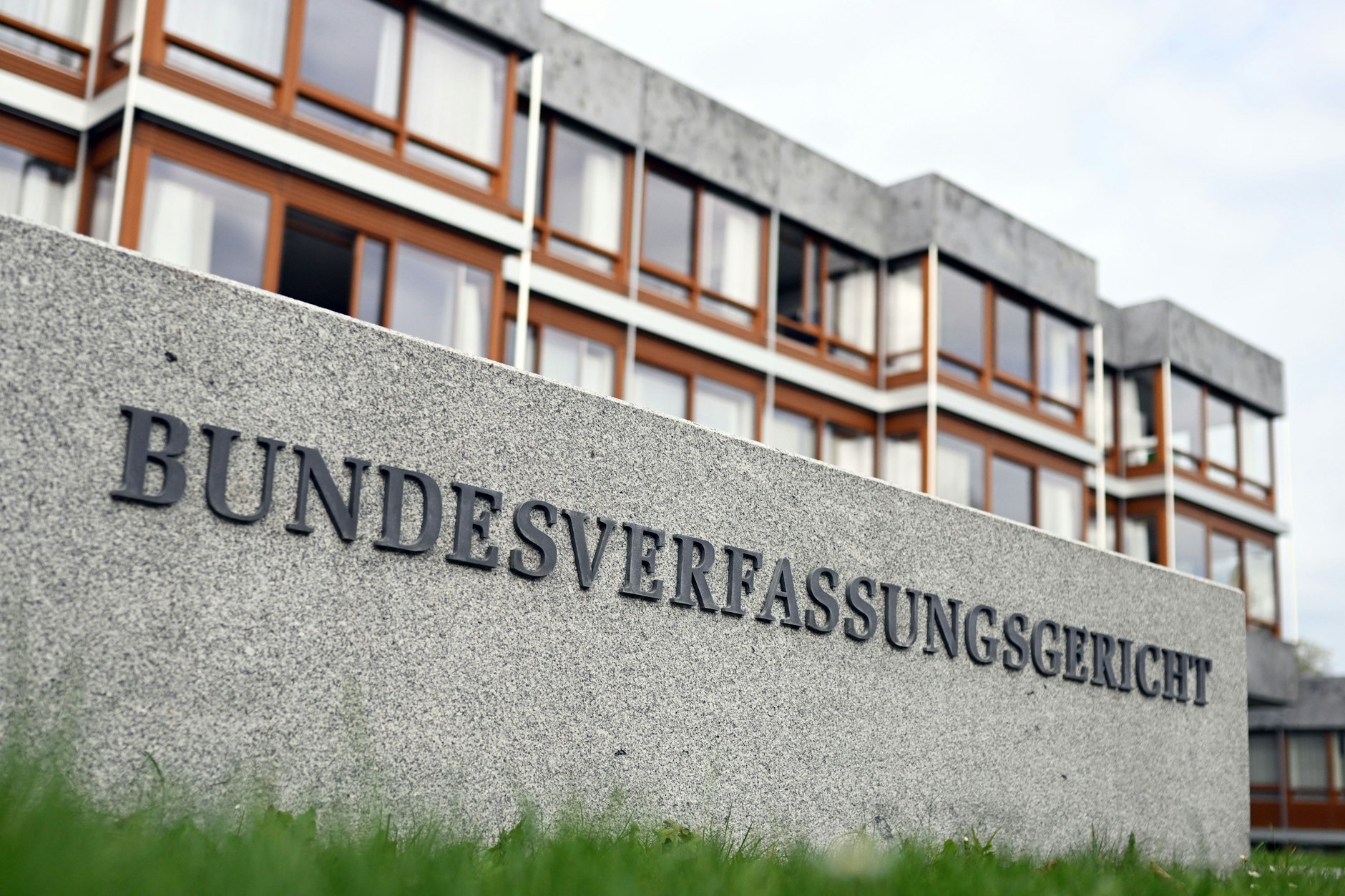 Das Bundesverfassungsgericht in Karlsruhe: Hier prallten die staatlichen Lohndrücker ab.