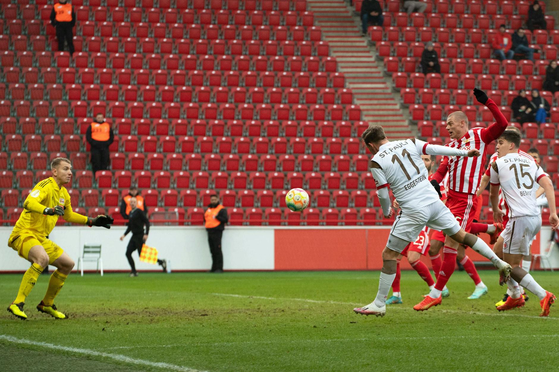 Hier ist Julian Ryerson (M.) nicht eng genug am Mann, weshalb Johannes Eggestein zum 2:1 für den FC St. Pauli einköpfen kann.