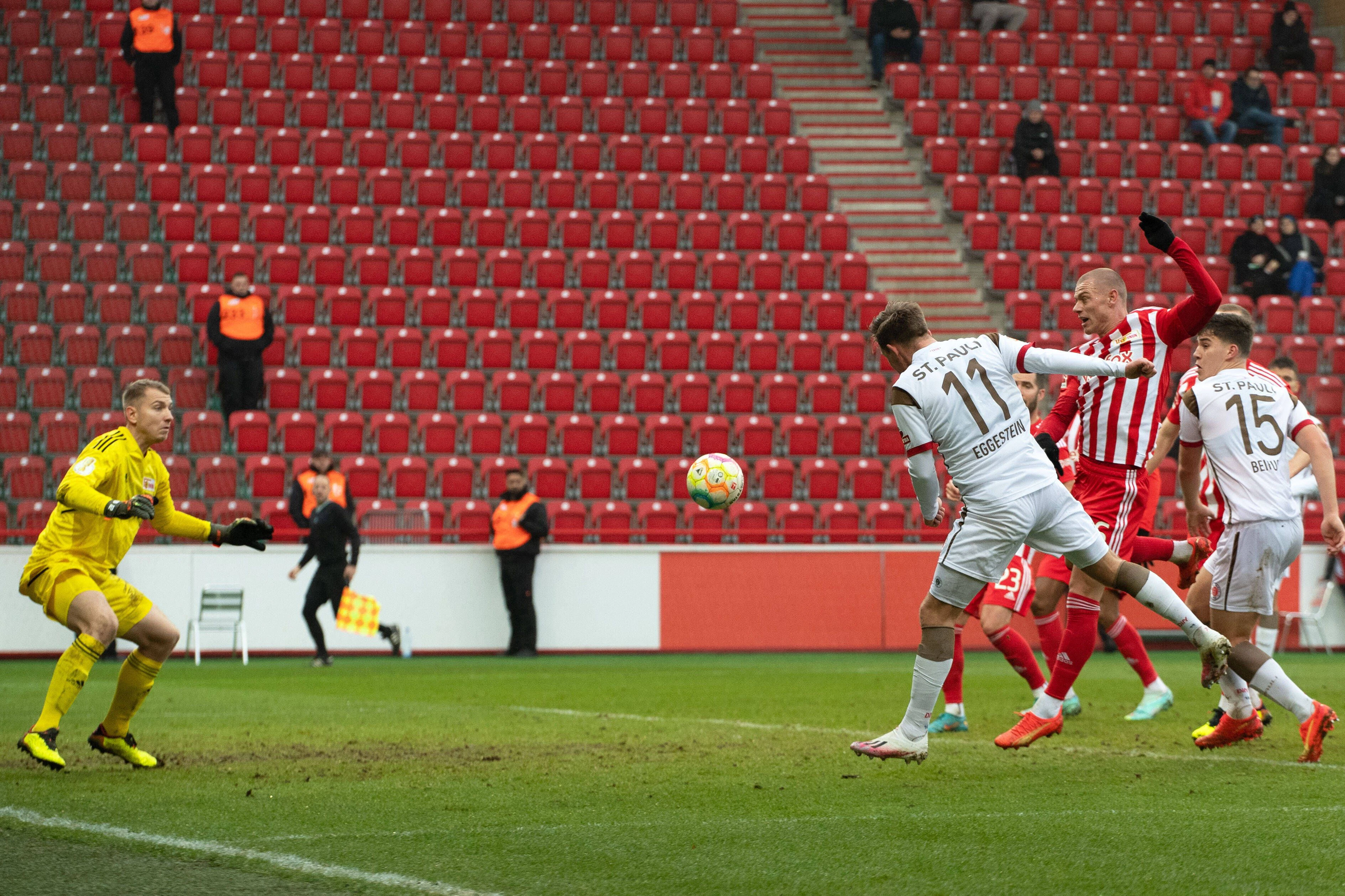 Hier ist Julian Ryerson (M.) nicht eng genug am Mann, weshalb Johannes Eggestein zum 2:1 für den FC St. Pauli einköpfen kann.