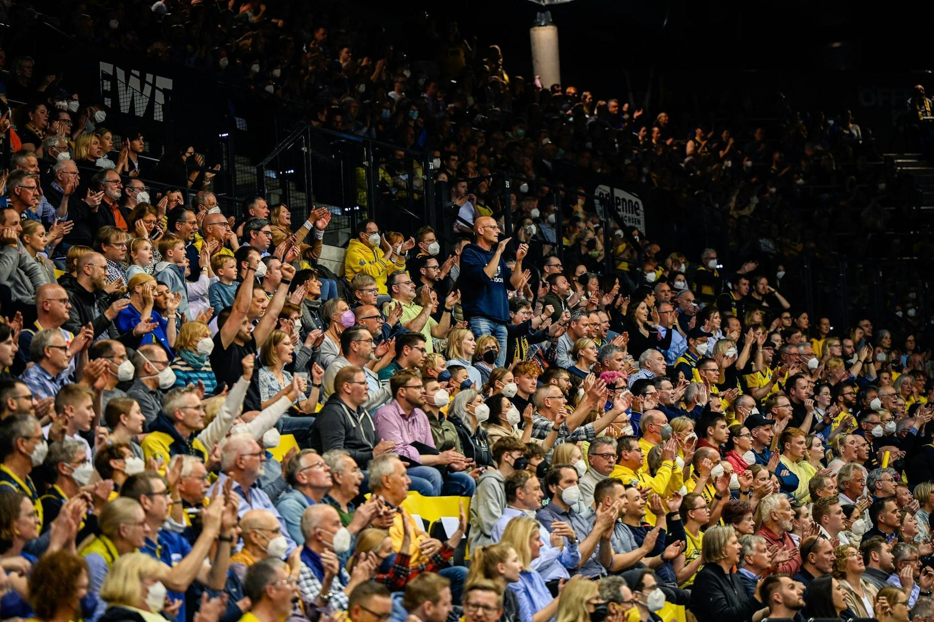 ARCHIV - Zahlreiche Zuschauer sind bei einem Heimspiel der EWE Baskets Oldenburg.