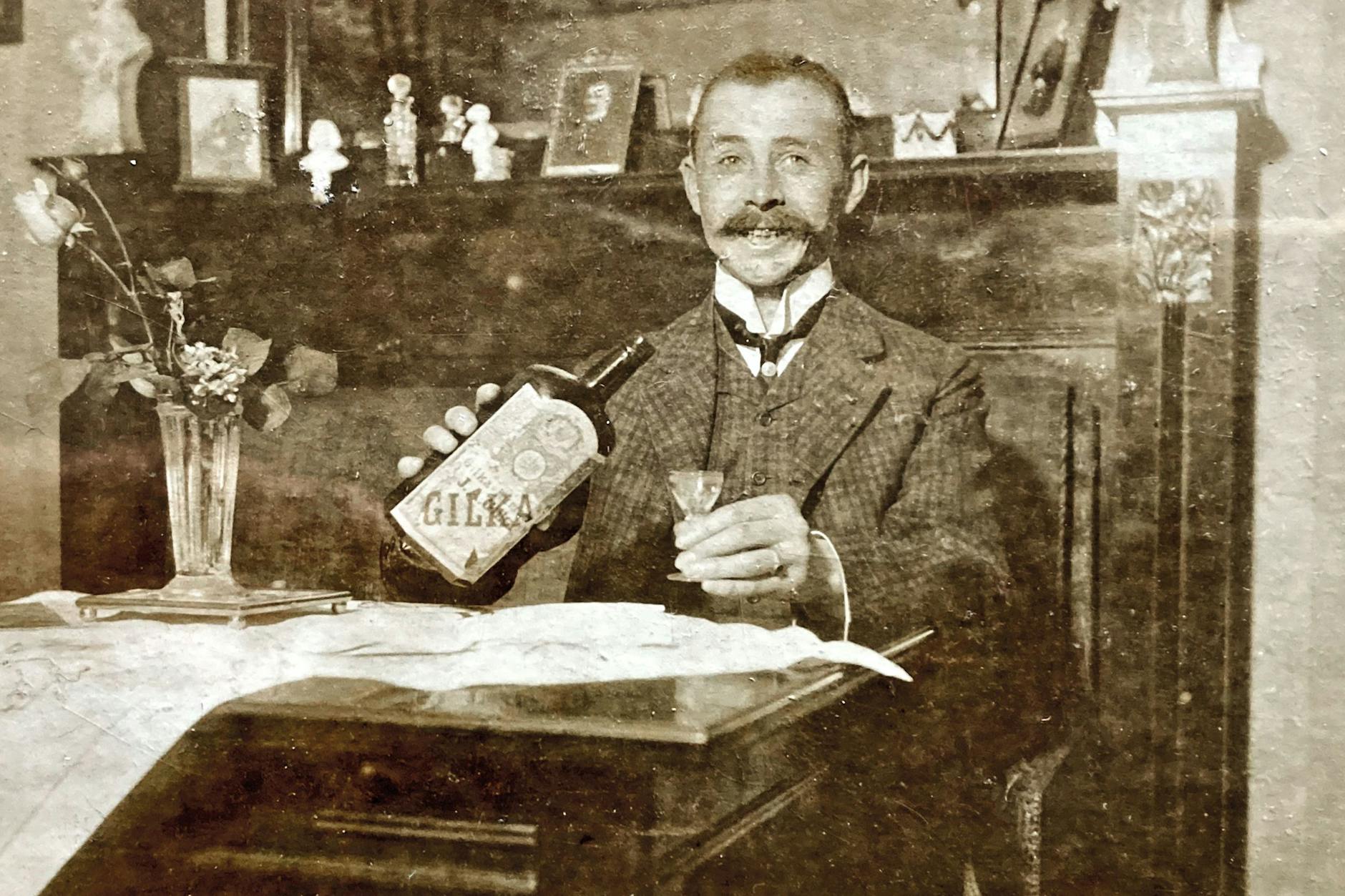 Ein Gläschen Kaiser-Kümmel: Reklamefoto aus der Gründerzeit.