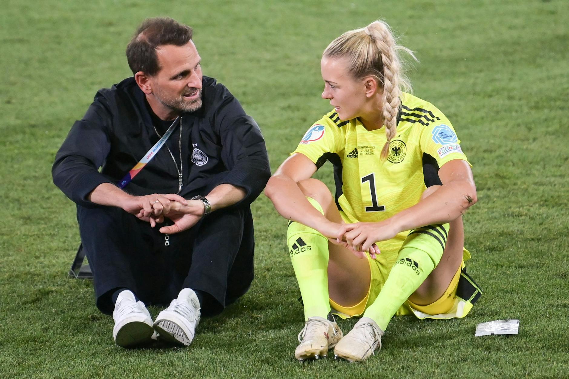 An der Grasnarbe: Joti Chatzialexiou, Sportlicher Leiter Nationalmannschaften des Deutschen Fußball-Bundes unterhält sich mit Nationalspielerin Merle Frohms.