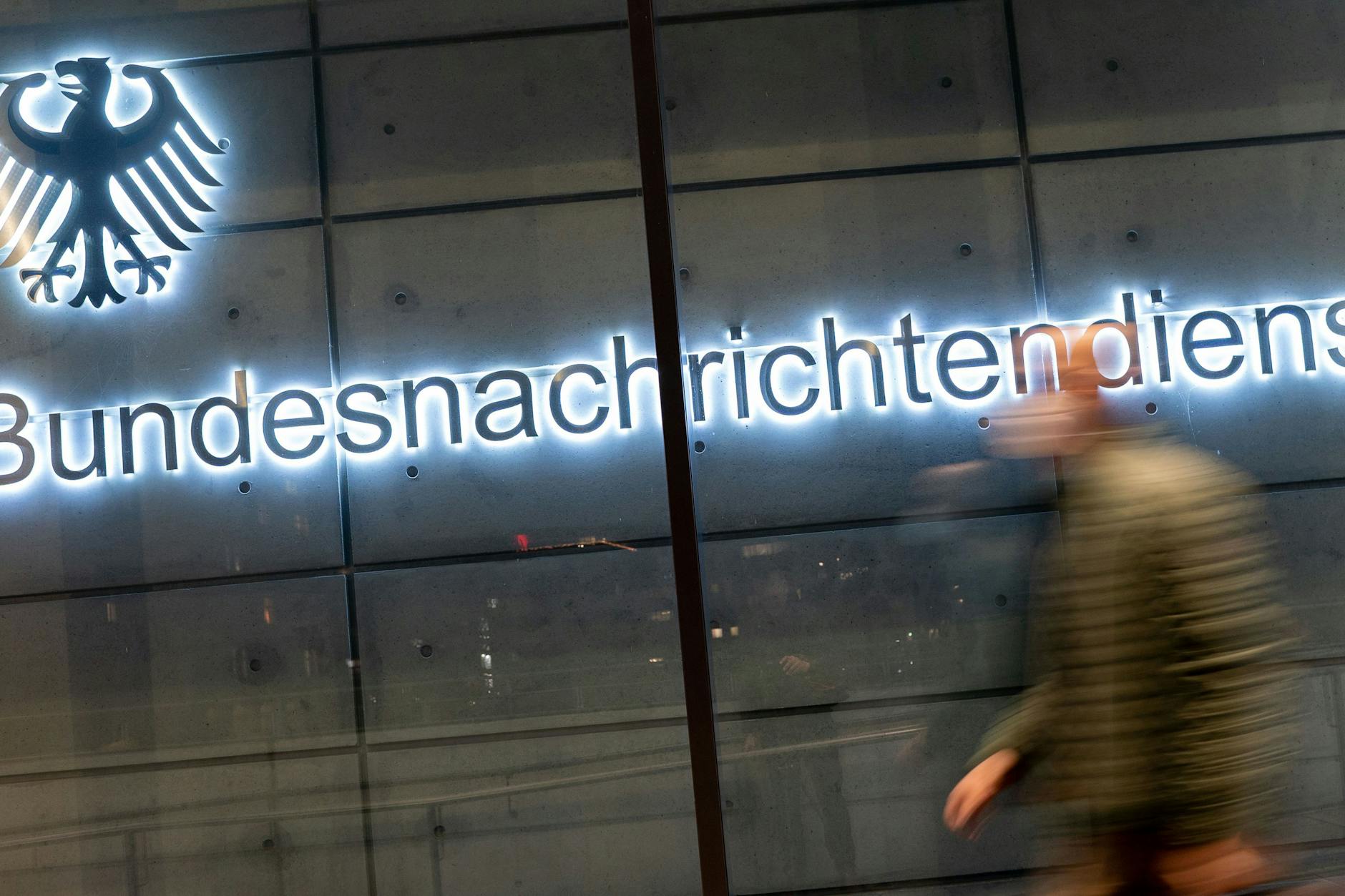 Der Generalbundesanwalt hat einen Mitarbeiter des Bundesnachrichtendienstes (BND) wegen des Verdachts auf Landesverrat festnehmen lassen.