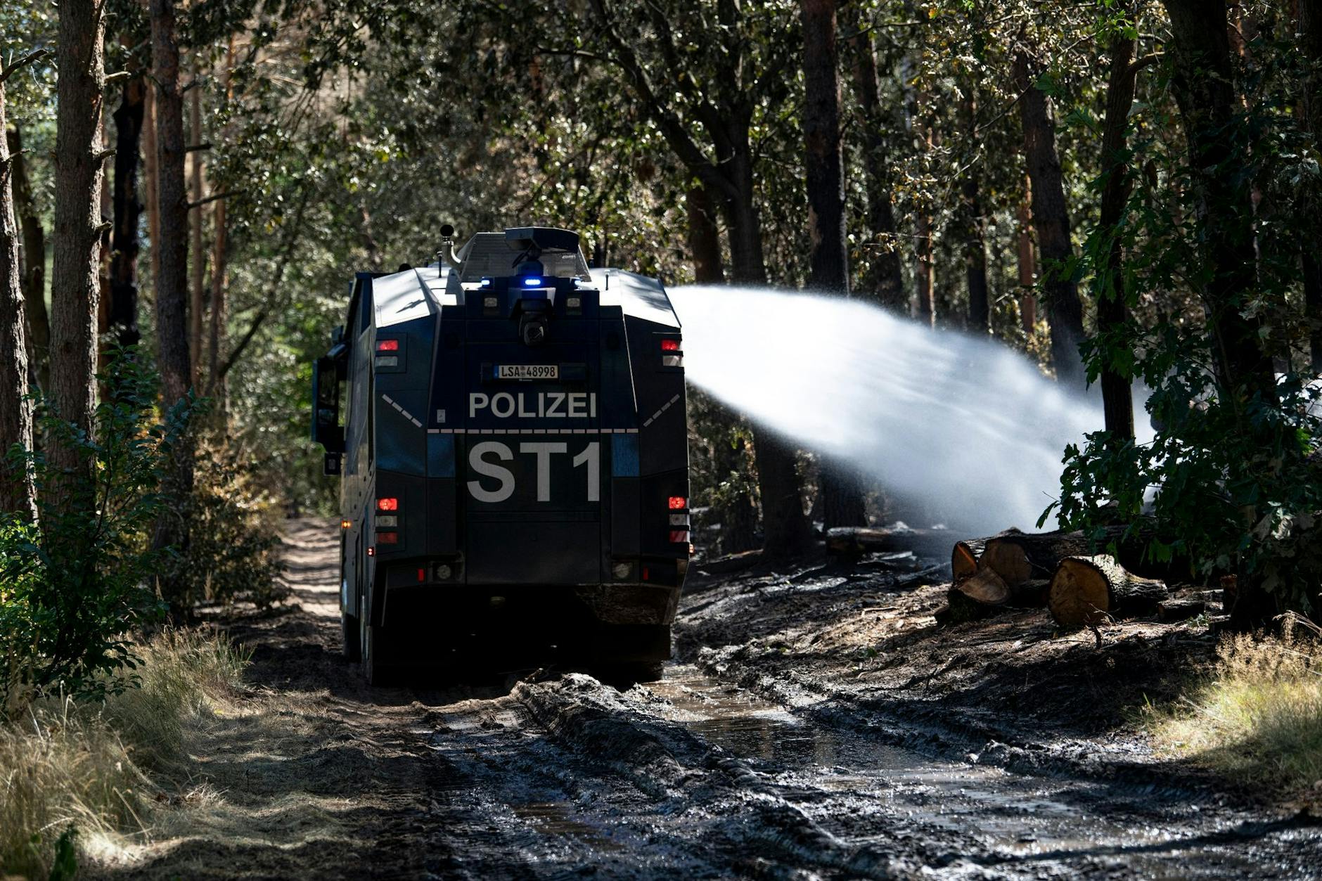 ARCHIV - Ein Wasserwerfer löscht die Brandstelle am Sprengplatz der Berliner Polizei im Grunewald.