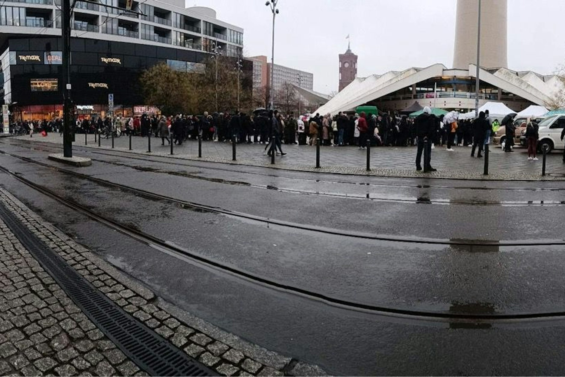Die 100-Meter-Schlange auf dem Alexanderplatz in Berlin.