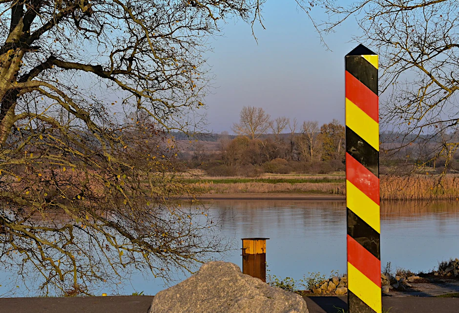 ARCHIV - Der Fluss Oder verläuft an der deutsch-polnischen Grenze.  