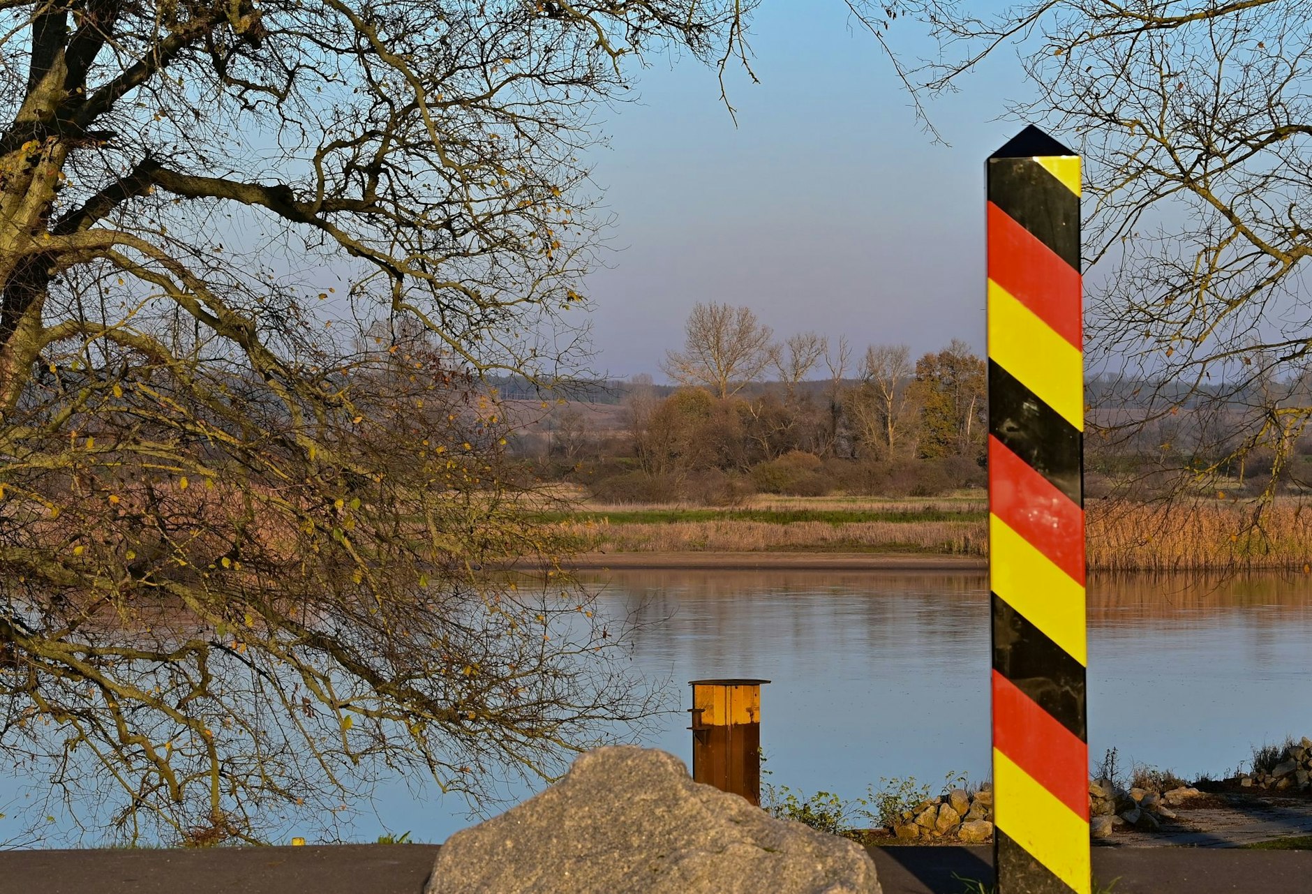 ARCHIV - Der Fluss Oder verläuft an der deutsch-polnischen Grenze.  
