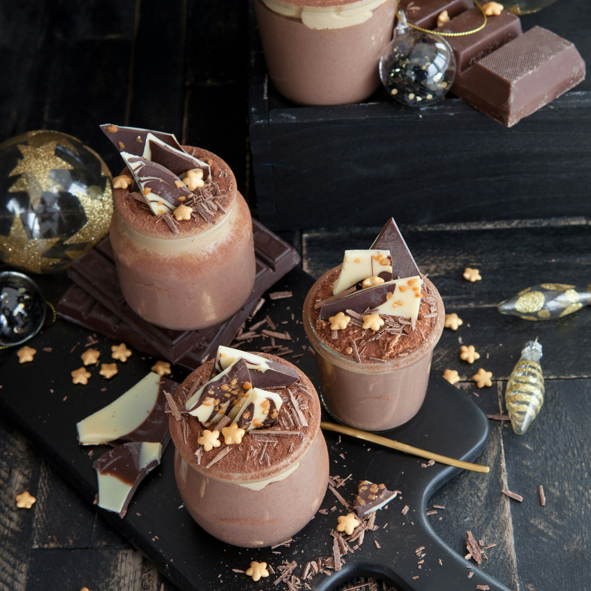 Mousse au chocolate geht immer – und mit weihnachtlicher Deko ist sie perfekt fürs Festmenü