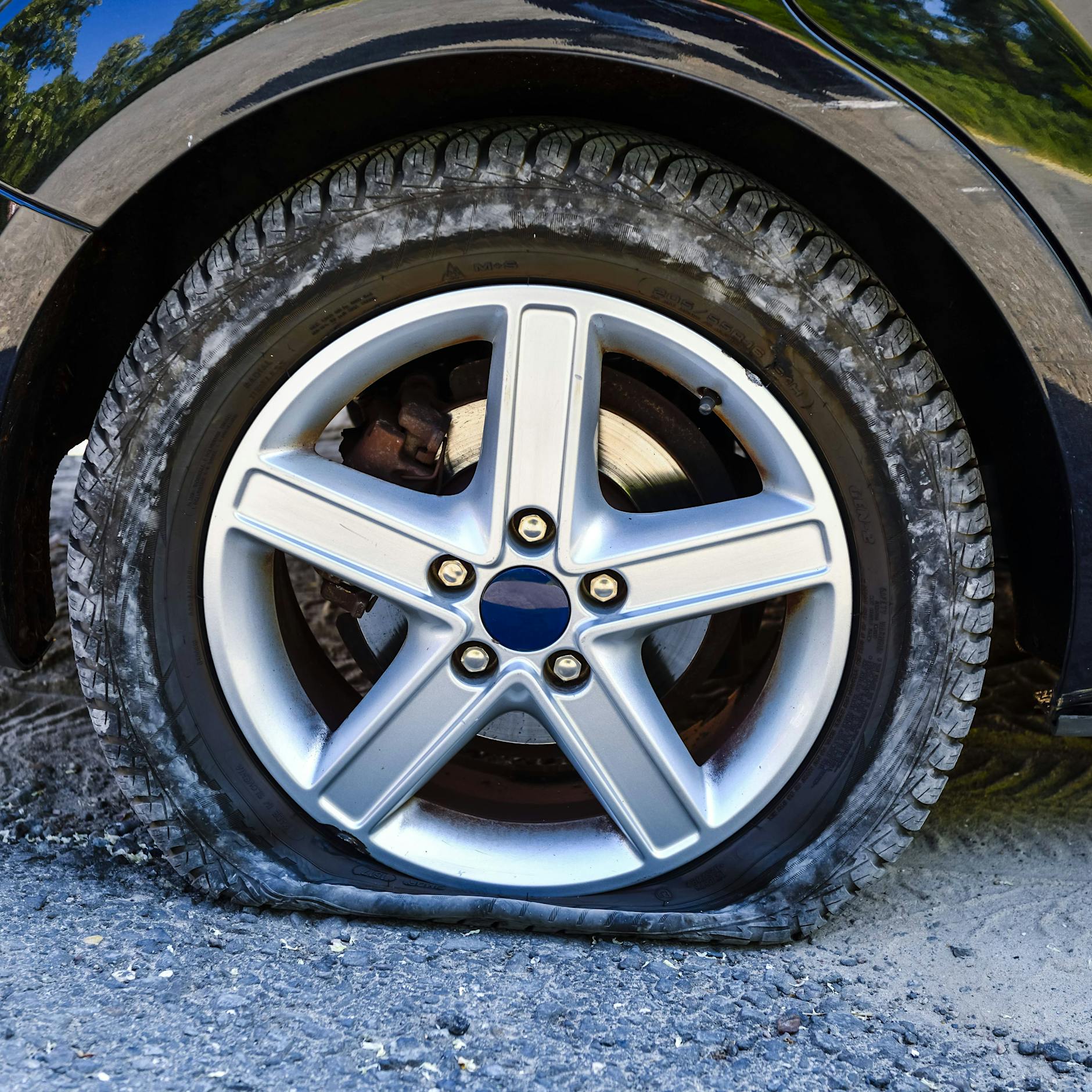 Die Plattmacher: „Klimaschützer“ lassen Luft aus SUV-Reifen