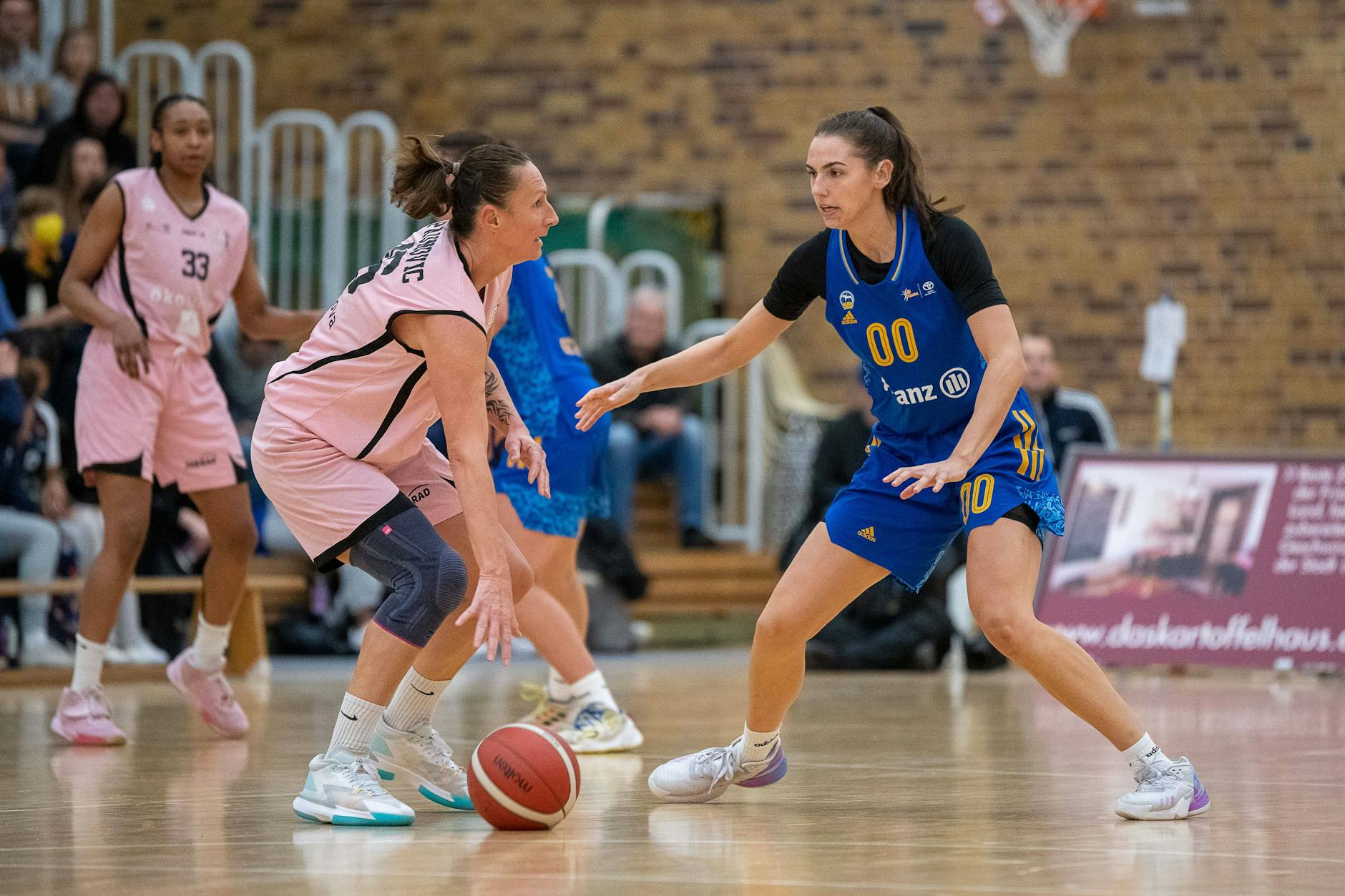 Maggie Mulligan (r.) aus Albas Frauen-Team feiert Weihnachten in der WG im Zentrum Berlins.