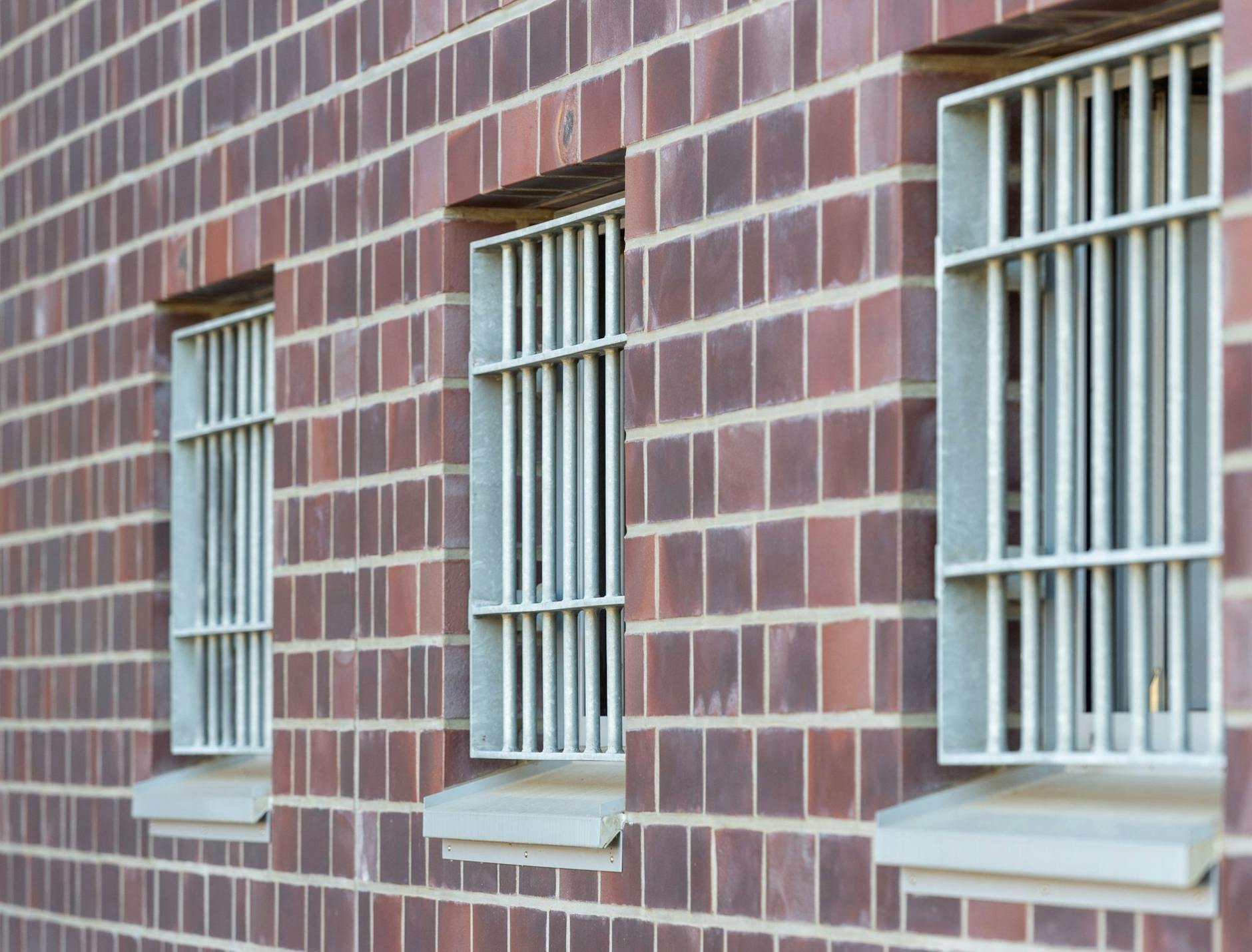 ARCHIV - Blick auf die Fassade einer Justizvollzugsanstalt in Düsseldorf.