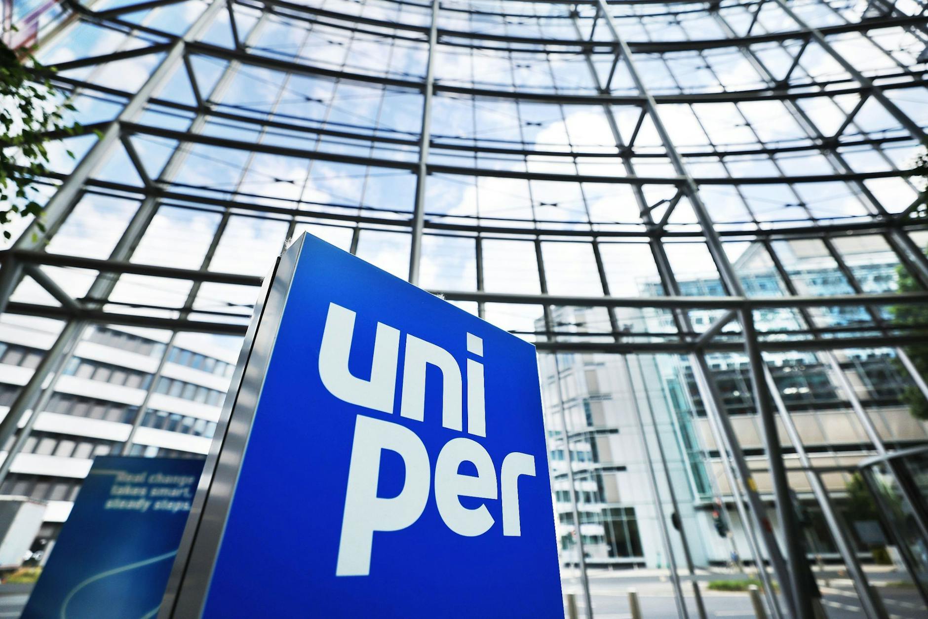 ARCHIV - Uniper-Logo im Foyer der Hauptverwaltung des Gasimporteurs in Düsseldorf.