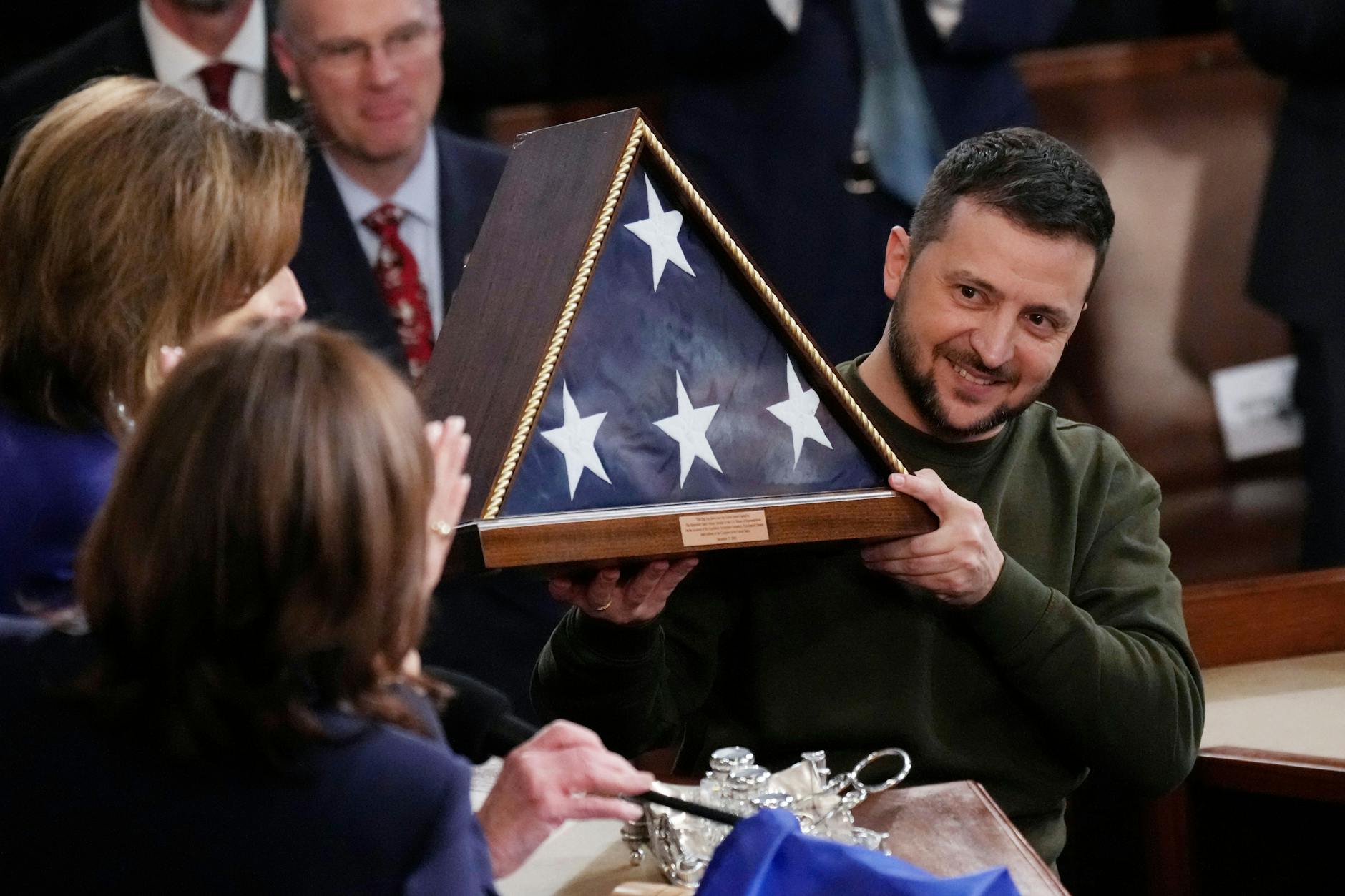 Wolodymyr Selenskyj hält eine amerikanische Flagge, die ihm von der Sprecherin des Repräsentantenhauses Nancy Pelosi (l) geschenkt wurde, nachdem er vor einer gemeinsamen Sitzung des Kongresses auf dem Capitol Hill in Washington sprach.