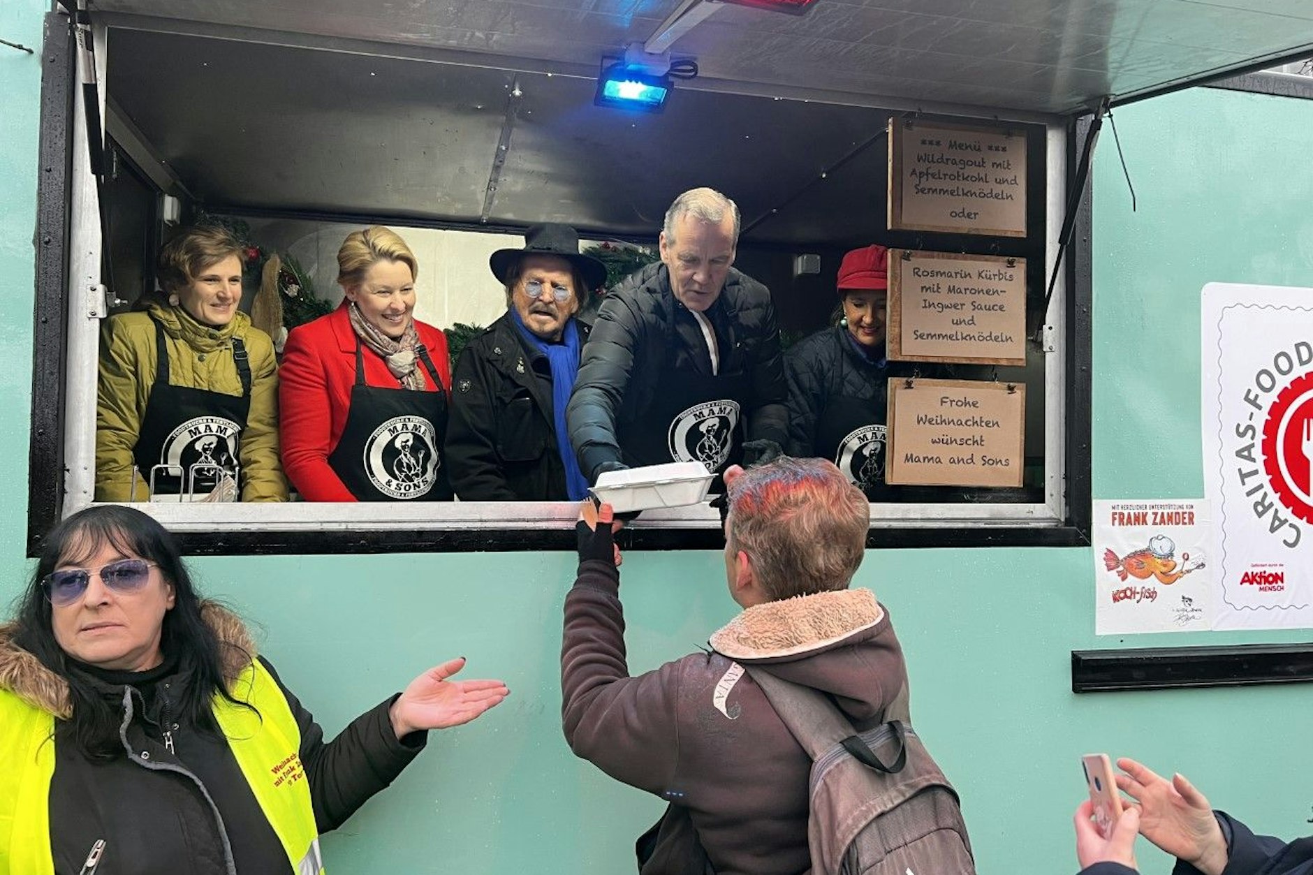 Katja Kipping, Franziska Giffey, Frank Zander und Henry Maske verteilen Essen an Bedürftige.