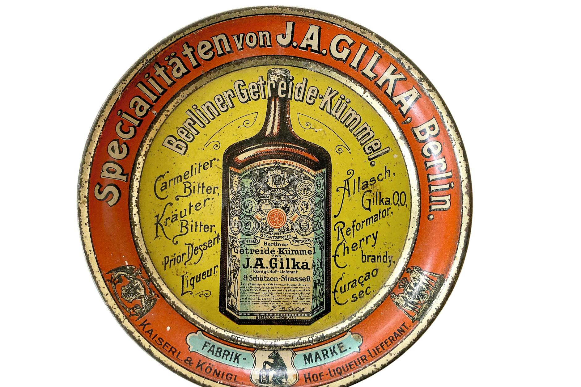 Und Cherry-Brandy für die Damen: Der Blechteller aus dem 19. Jahrhundert listet die damaligen Gilka-Produkte auf.