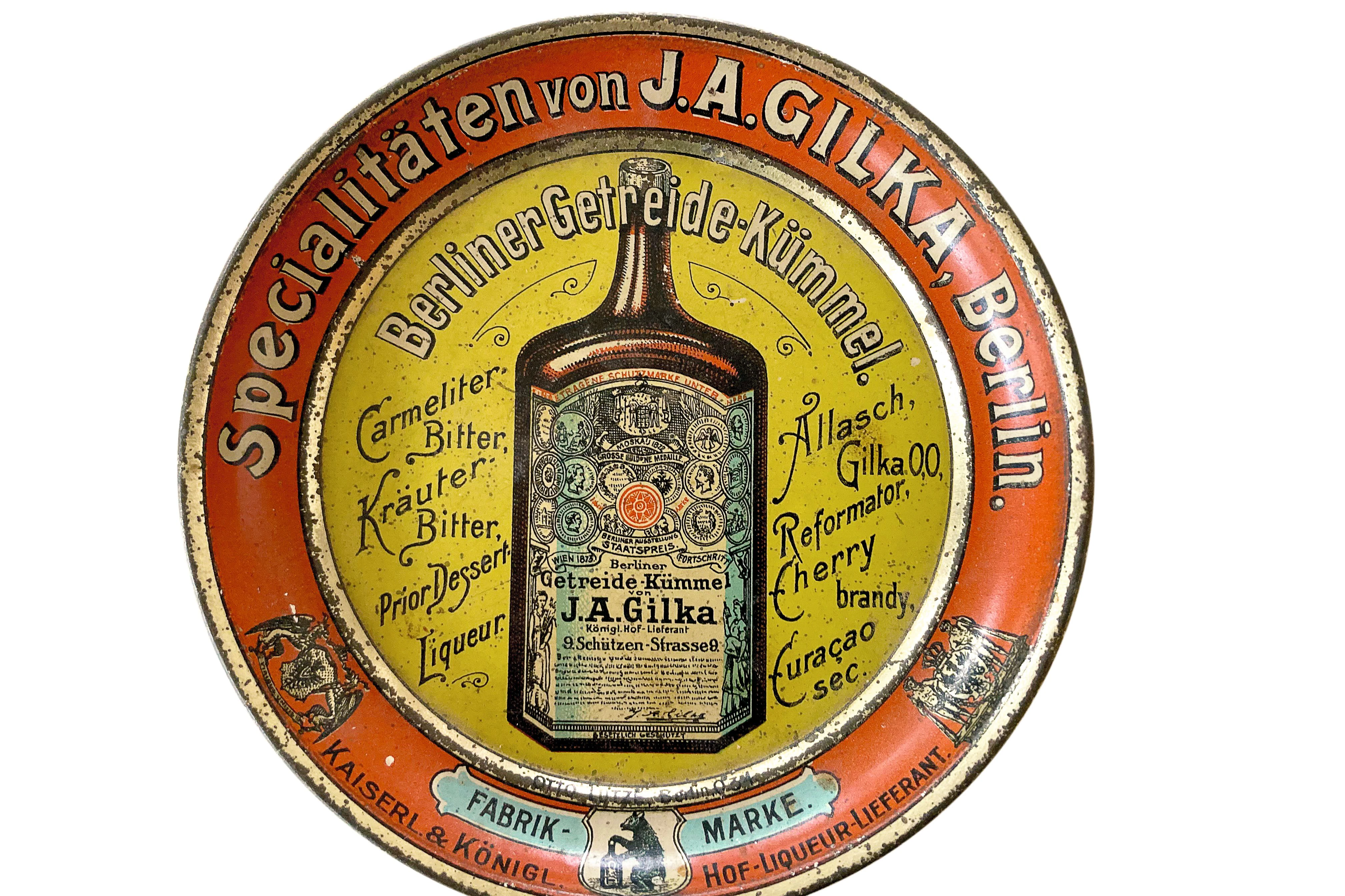 Und Cherry-Brandy für die Damen: Der Blechteller aus dem 19. Jahrhundert listet die damaligen Gilka-Produkte auf.