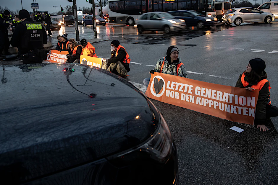 Mitglieder der „Letzten Generation“ bei einer Blockade der Stadtautobahn-Ausfahrt an der Beusselstraße in Berlin. 1332 Menschen haben sich nach Angaben der Gruppe als Unterstützer selbst angezeigt.