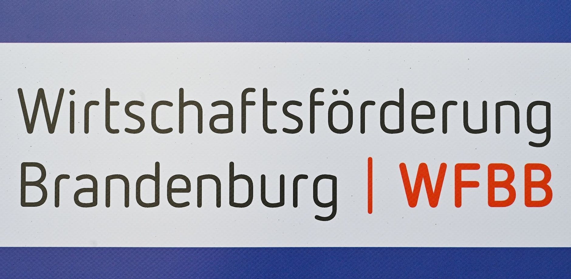 ARCHIV - Das Logo der Wirtschaftsförderung Brandenburg. a/Archivbild