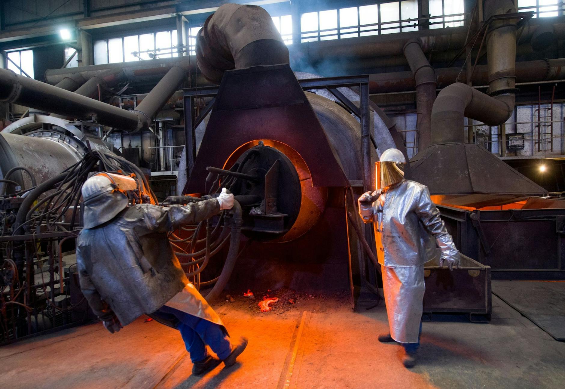 ARCHIV - Galvanikschlämme und metallische Rückstände der Metallverarbeitung werden im Werk der Nickelhütte Aue zur Wiederverwendung geschmolzen. dpa