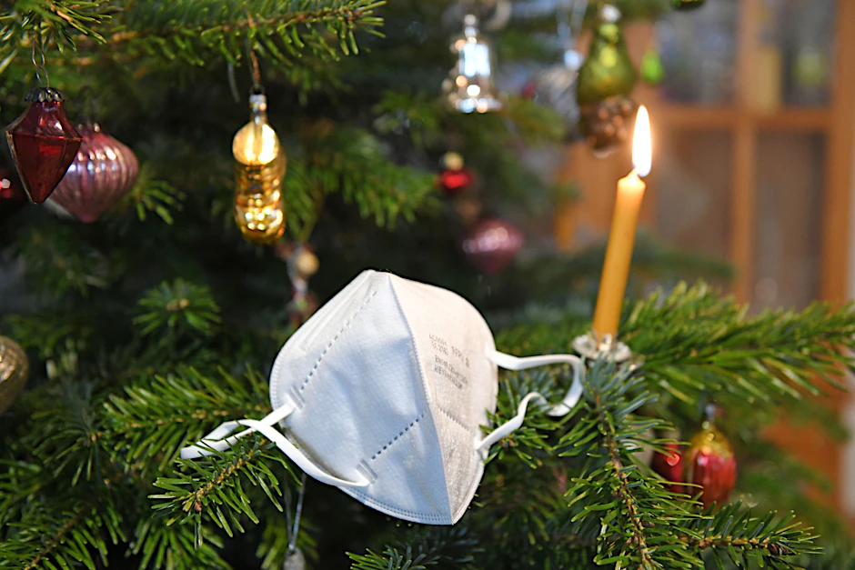 Maske an einem Weihnachtsbaum.